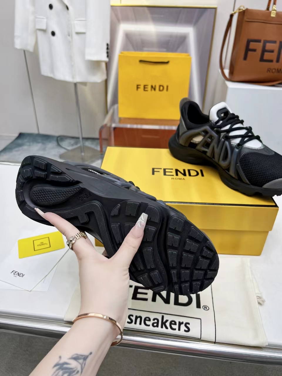 2024 fendi 最新款休闲运动男鞋，白色高科技网面材质，轻盈柔韧橡胶跑步鞋。
四个颜色任你挑，喜欢的欢迎下单过来
码数40-46码