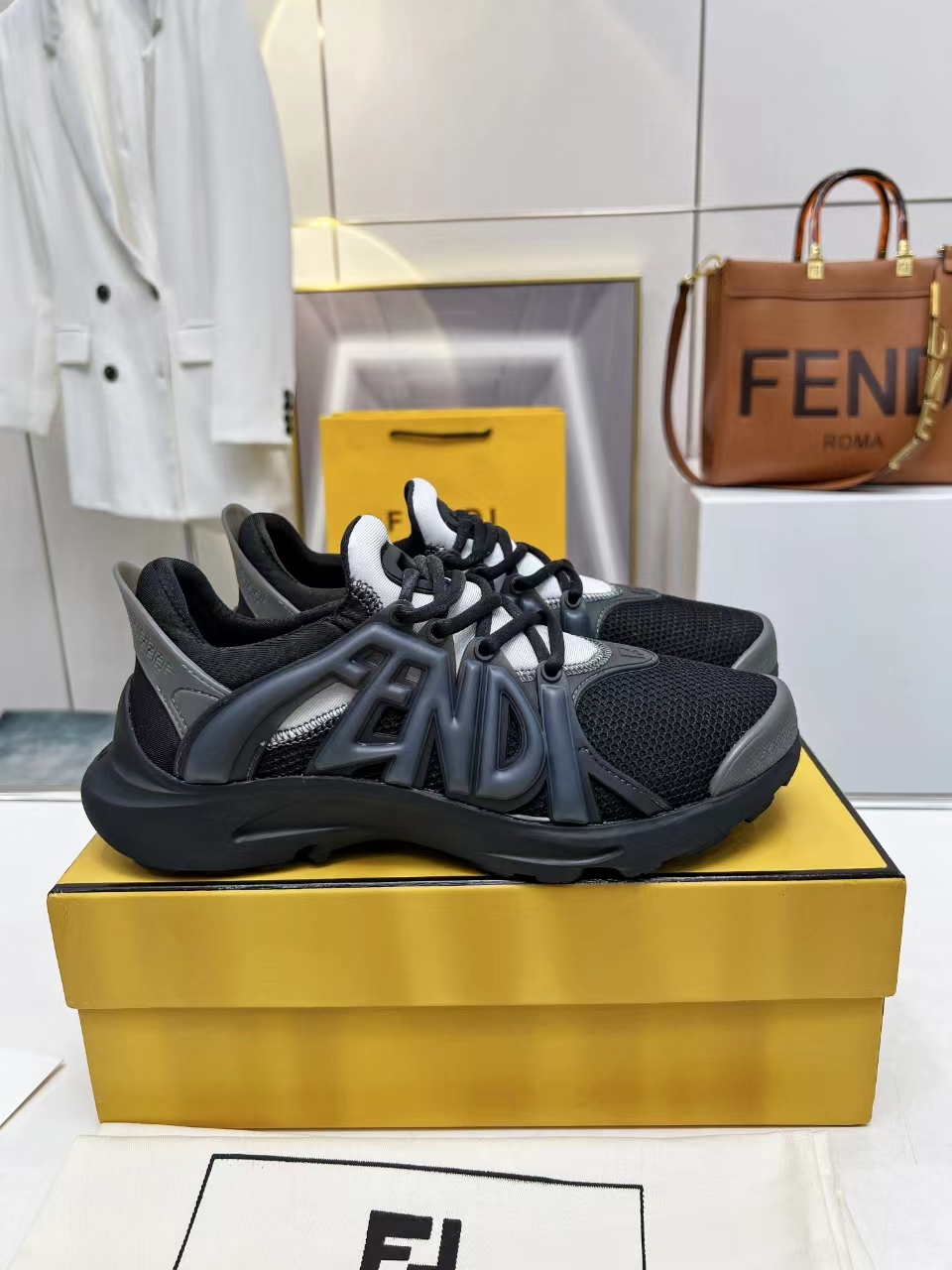 2024 fendi 最新款休闲运动男鞋，白色高科技网面材质，轻盈柔韧橡胶跑步鞋。
四个颜色任你挑，喜欢的欢迎下单过来
码数40-46码