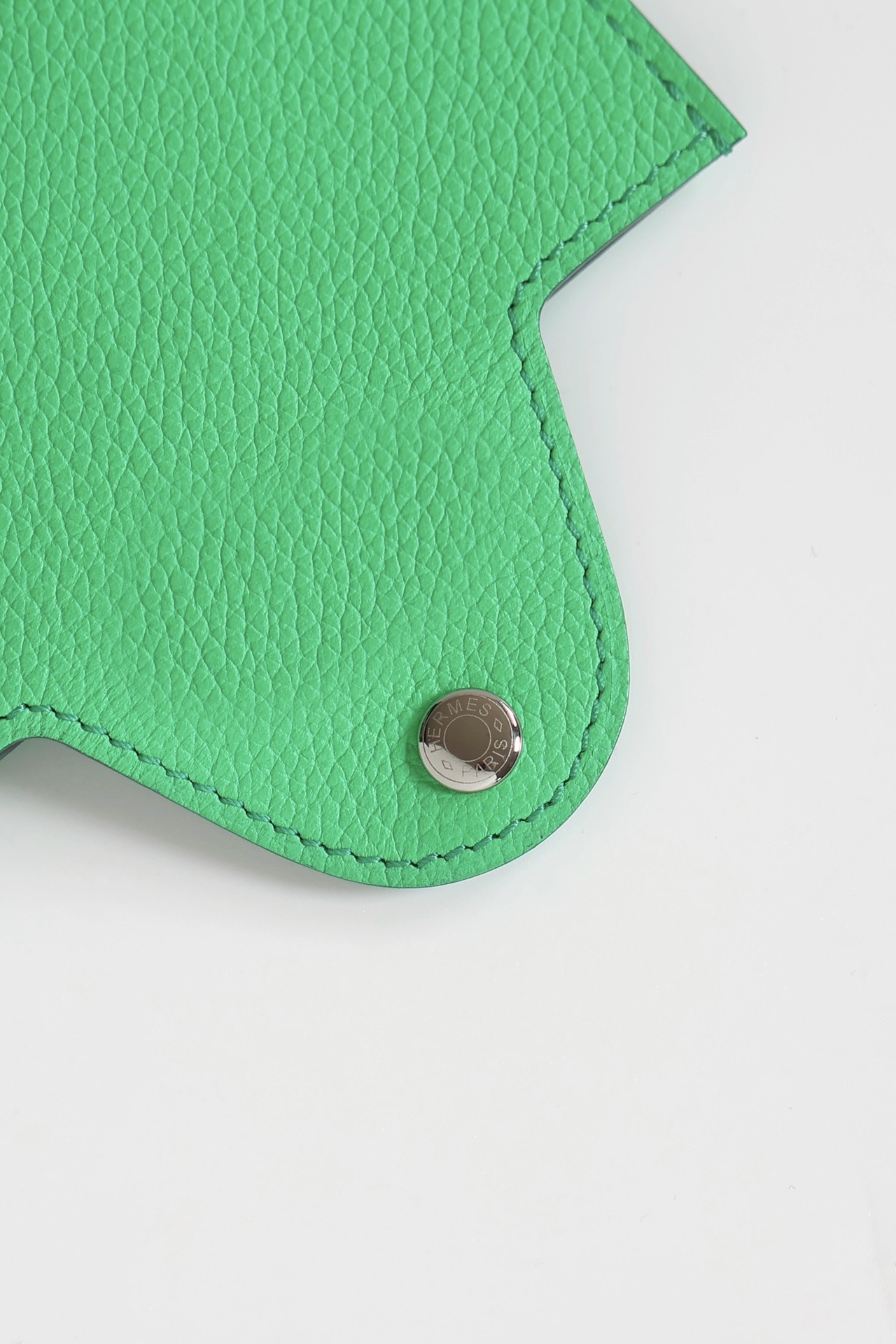 Hermes Evercolor Leather Card Holder with Saddle Stitch and Palladium Hardware 5 i1747818320 3749 4