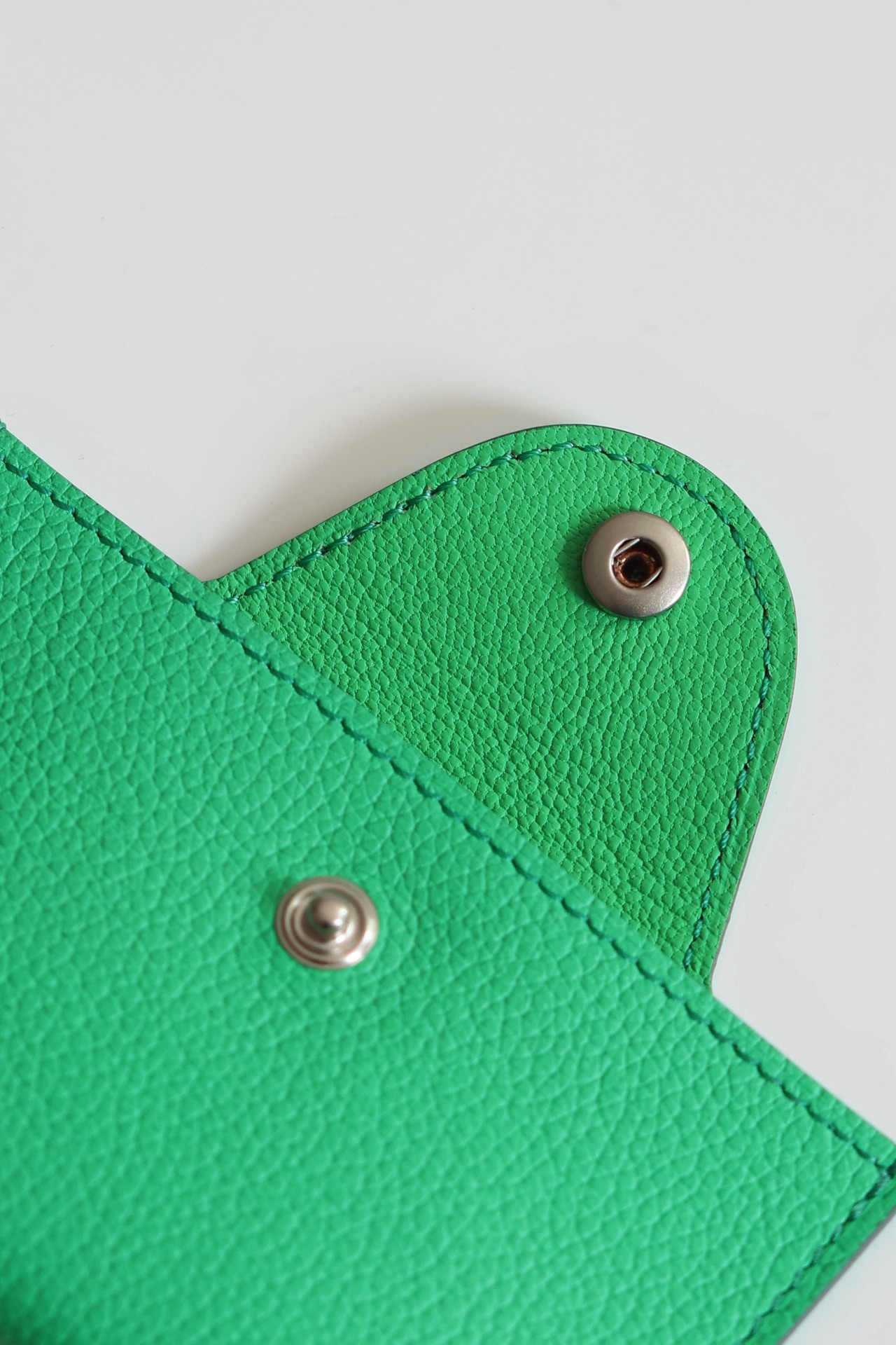 Hermes Evercolor Leather Card Holder with Saddle Stitch and Palladium Hardware 3 i1747818320 9092 3