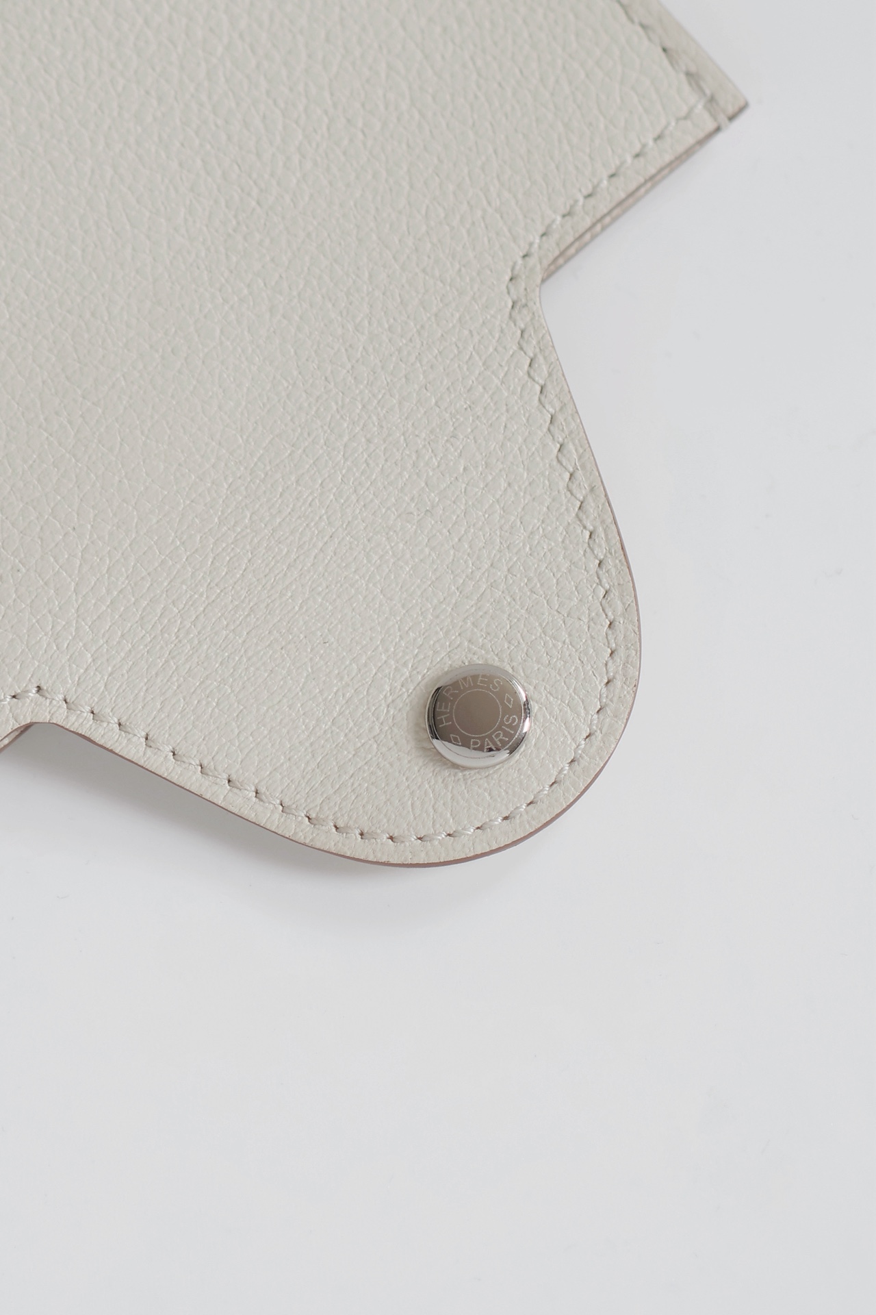 Stylish Evercolor Calfskin Card Holder with Palladium Plated Hardware 5 i1747818379 5400 3