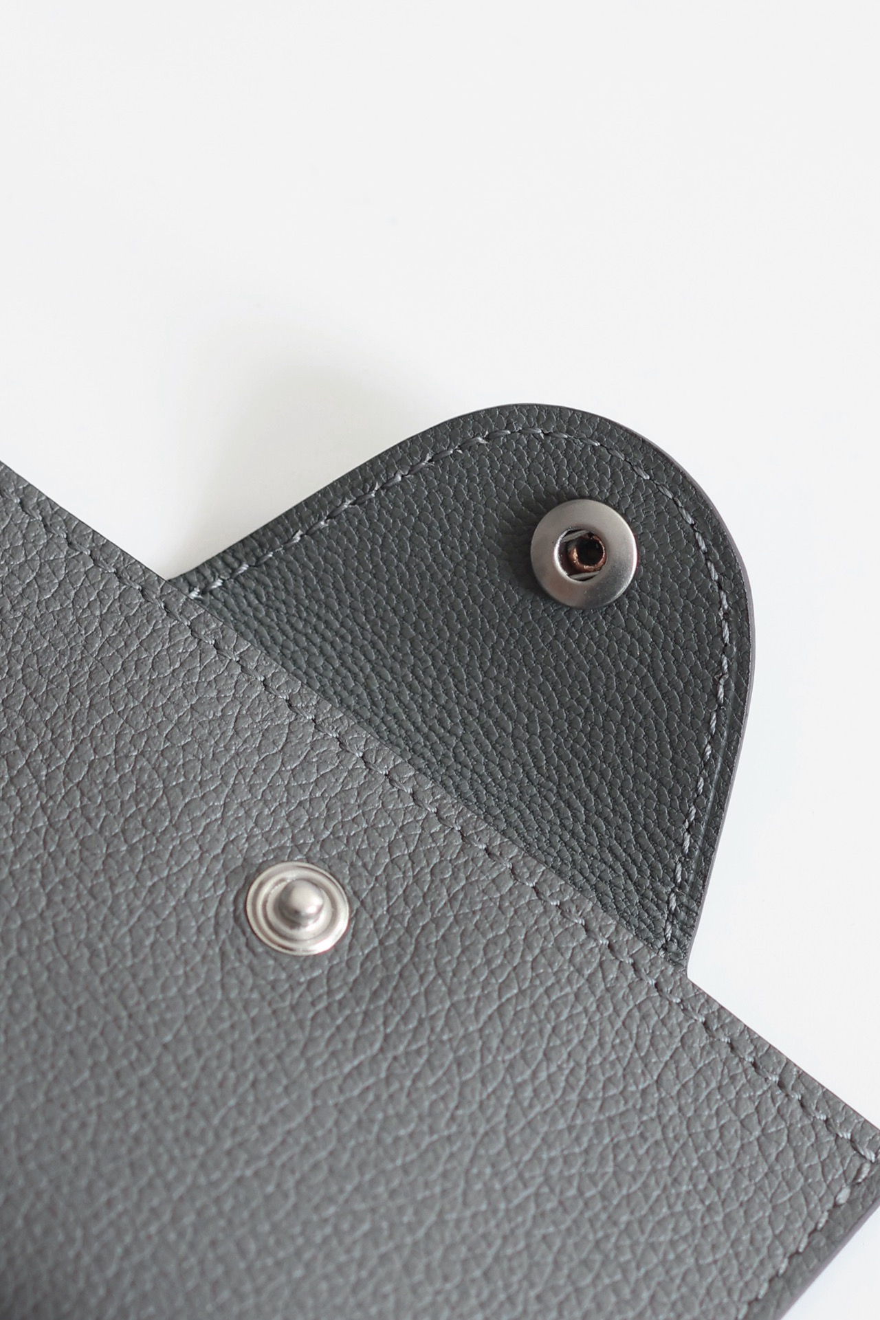 Elegant Evercolor Leather Card Holder - Compact and Stylish Gray Wallet 3 i1747818593 5003 3