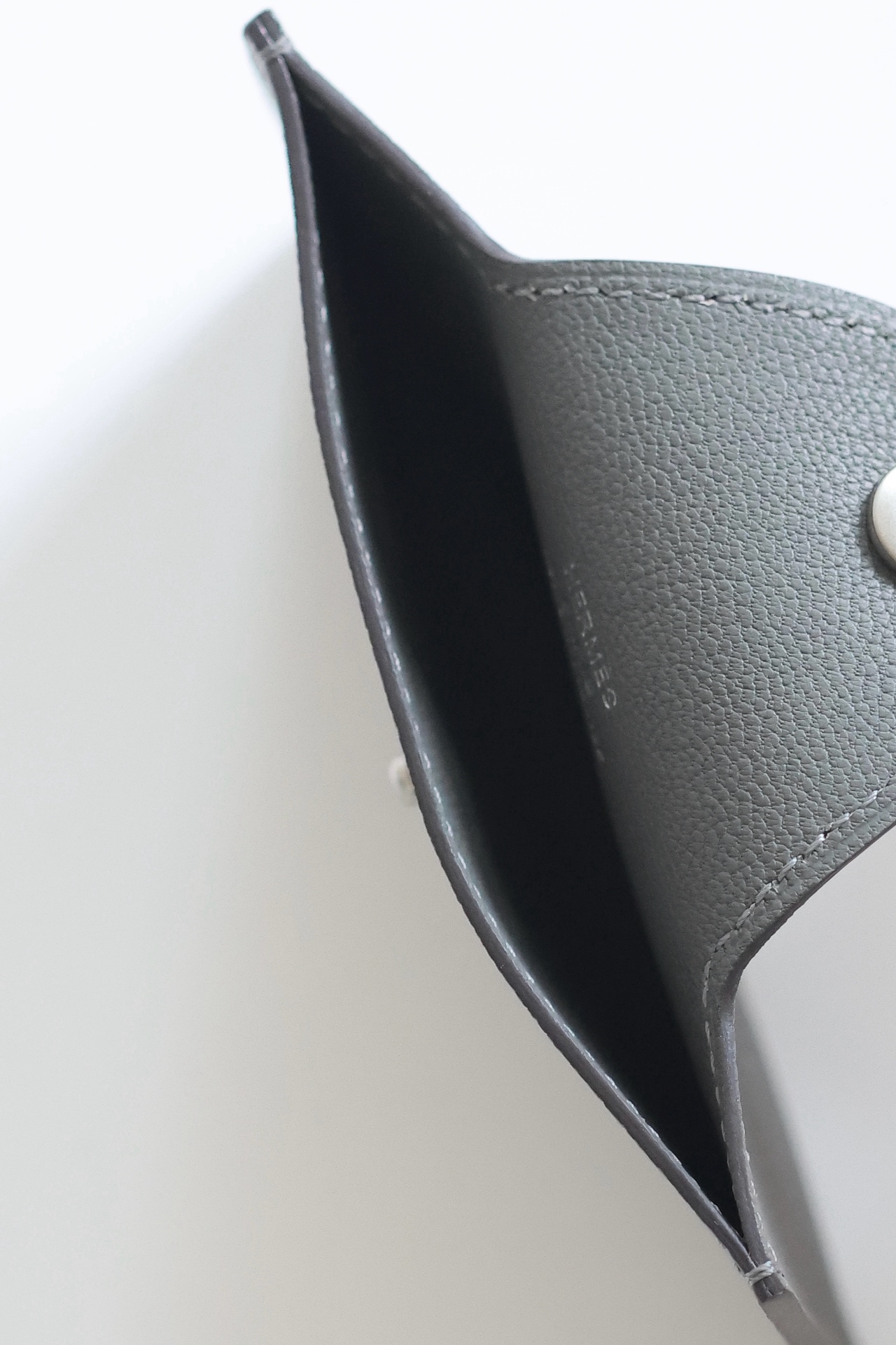 Elegant Evercolor Leather Card Holder - Compact and Stylish Gray Wallet 4 i1747818594 2543 4