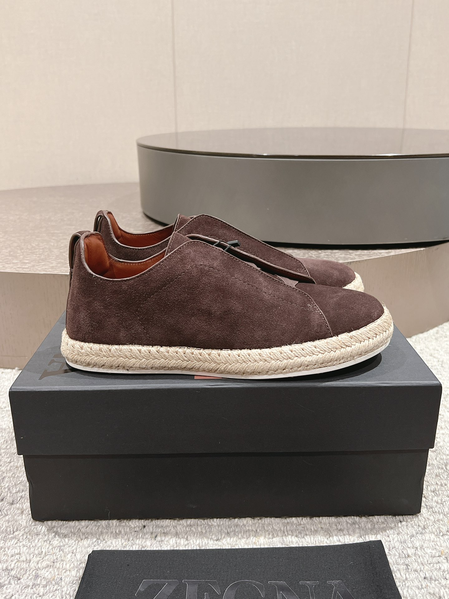 NO:344686,p.Zegna SS new summer new casual luxury zipper rope bottom fisherman's shoes Triple Stitch is an exquisite casual shoe with the iconic triple cross elastic details, inspired by the triple hand-stitched stitch shape, demonstrating the long-standing heritage of Zegna. This leather-lined deer leather sneaker is decorated with llama decorative details, and is lightweight in the shoe shape, equipped with a flexible rubber outsole, which is easy to put on and off, and is comfortable. The upper oil edge craftsmanship and the shoe tongue are decorated with iconic Zegna logo details, highlighting the brand style. Fabric Gaomer Niujing Inner Cowhide Size 38-46 (customized for 38, 45, 46) Standard leather shoe sizes.,,zegna,espadrilles,cowhide19860909p.Zegna杰尼亚SS新款夏季新品休闲奢华麻绳底渔夫鞋 Triple Stitch 是一款精致的休闲鞋履,饰有标志性三重交叉松紧细节,灵感源于三重手缝线迹造型,彰显了杰尼亚的悠久传承.这款皮革衬里鹿皮球鞋饰有骆马色装饰细节,采用便鞋鞋型且质感轻盈,配有灵活的橡胶外底,穿脱轻松,舒适不凡.鞋面油边工艺、鞋舌饰有标志性 Zegna 标识细节,彰显品牌风范. 面料高丝光牛京 内里牛皮 码数38-46（38、45、46定做） 标准皮鞋尺码.,,zegna,espadrilles,cowhide,Men's shoes