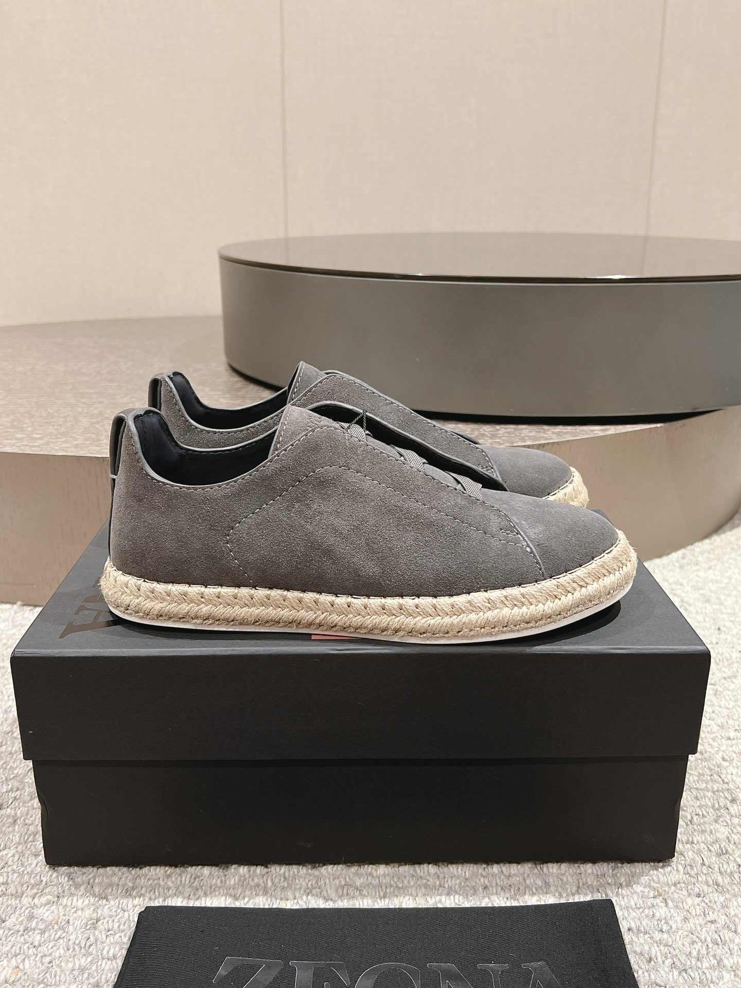 NO:351846,p.Zegna SS new summer new casual luxury zipper rope bottom fisherman's shoes Triple Stitch is an exquisite casual shoe with the iconic triple cross elastic details, inspired by the triple hand-stitched stitch shape, demonstrating the long-standing heritage of Zegna. This leather-lined deer leather sneaker is decorated with llama decorative details, and is lightweight in the shoe shape, equipped with a flexible rubber outsole, which is easy to put on and take off, and is comfortable. The upper oil edge craftsmanship and the shoe tongue are decorated with the iconic Zegna logo details, highlighting the brand style. Fabric Gaomer Niujing Inner Cowhide Size 38-46 (customized for 38, 45, 46) Standard leather shoe size.,,zegna,espadrilles,cowhide19860909p.Zegna杰尼亚SS新款夏季新品休闲奢华麻绳底渔夫鞋 Triple Stitch 是一款精致的休闲鞋履,饰有标志性三重交叉松紧细节,灵感源于三重手缝线迹造型,彰显了杰尼亚的悠久传承.这款皮革衬里鹿皮球鞋饰有骆马色装饰细节,采用便鞋鞋型且质感轻盈,配有灵活的橡胶外底,穿脱轻松,舒适不凡.鞋面油边工艺、鞋舌饰有标志性 Zegna 标识细节,彰显品牌风范. 面料高丝光牛京 内里牛皮 码数38-46（38、45、46定做） 标准皮鞋尺码.,,zegna,espadrilles,cowhide,Men's shoes