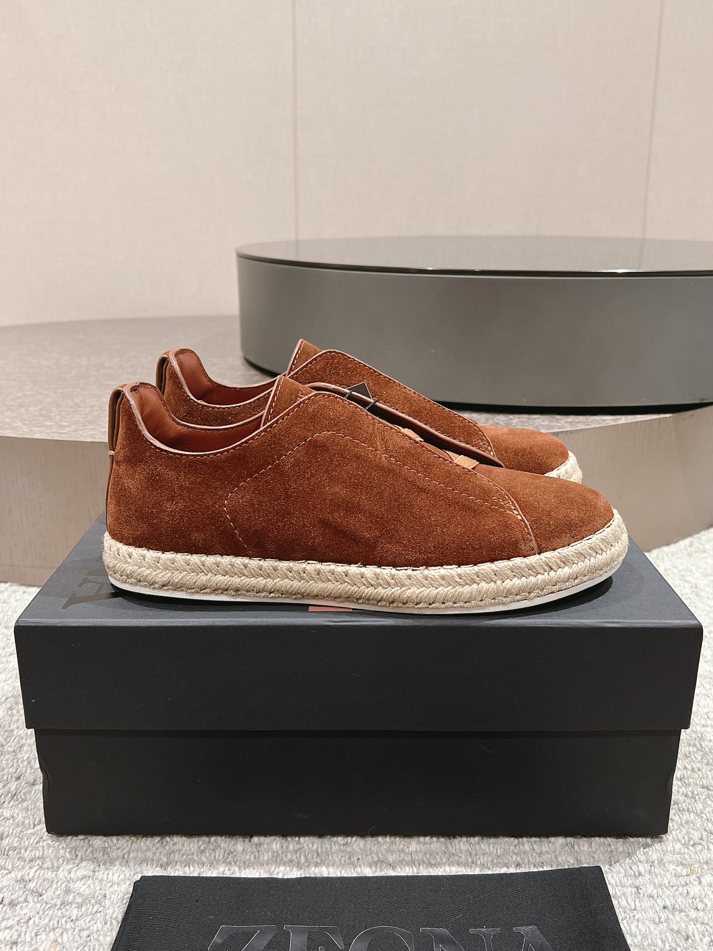 NO:344665,p..Zegna Zegna SS new summer new casual luxury zipper rope bottom fisherman's shoes Triple Stitch is an exquisite casual shoe with the iconic triple cross elastic details, inspired by the triple hand-stitched stitch shape, demonstrating the long-standing heritage of Zegna. This leather-lined deer leather sneaker is decorated with llama decorative details, and is lightweight in the shoe shape, equipped with a flexible rubber outsole, which is easy to put on and take off, and is comfortable. The upper oil edge craftsmanship and the shoe tongue are decorated with the iconic Zegna logo details, highlighting the brand style. Fabric Gaomer Niujing Inner Cowhide Size 38-46 (customized for 38, 45, 46) Standard leather shoe size.,,zegna,espadrilles,cowhide19860909p..Zegna杰尼亚SS新款夏季新品休闲奢华麻绳底渔夫鞋 Triple Stitch 是一款精致的休闲鞋履,饰有标志性三重交叉松紧细节,灵感源于三重手缝线迹造型,彰显了杰尼亚的悠久传承.这款皮革衬里鹿皮球鞋饰有骆马色装饰细节,采用便鞋鞋型且质感轻盈,配有灵活的橡胶外底,穿脱轻松,舒适不凡.鞋面油边工艺、鞋舌饰有标志性 Zegna 标识细节,彰显品牌风范. 面料高丝光牛京 内里牛皮 码数38-46（38、45、46定做） 标准皮鞋尺码.,,zegna,espadrilles,cowhide,Men's shoes