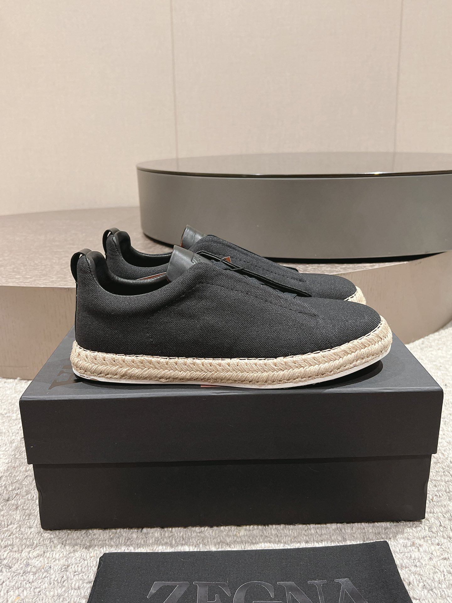 NO:344704,p.Zegna Zegna SS new summer new casual luxury zipper rope bottom fisherman's shoes Triple Stitch is an exquisite casual shoe with the iconic triple cross elastic details, inspired by the triple hand-stitched stitch shape, demonstrating the long-standing heritage of Zegna. This leather-lined dew leather sneaker is decorated with llama decorative details, and is lightweight in the shoe shape, with a flexible rubber outsole, which is easy to put on and take off, and is comfortable. The tongue is decorated with the iconic Zegna logo details, showing the brand style. Fabric linen, inner cowhide, size 38-46 (customized for 38, 45, 46) Standard leather shoe size.,,zegna,espadrilles,cowhide19860909p.Zegna杰尼亚SS新款夏季新品休闲奢华麻绳底渔夫鞋 Triple Stitch 是一款精致的休闲鞋履,饰有标志性三重交叉松紧细节,灵感源于三重手缝线迹造型,彰显了杰尼亚的悠久传承.这款皮革衬里鹿皮球鞋饰有骆马色装饰细节,采用便鞋鞋型且质感轻盈,配有灵活的橡胶外底,穿脱轻松,舒适不凡.鞋舌饰有标志性 Zegna 标识细节,彰显品牌风范. 面料麻布 内里牛皮 码数38-46（38、45、46定做） 标准皮鞋尺码.,,zegna,espadrilles,cowhide,Men's shoes