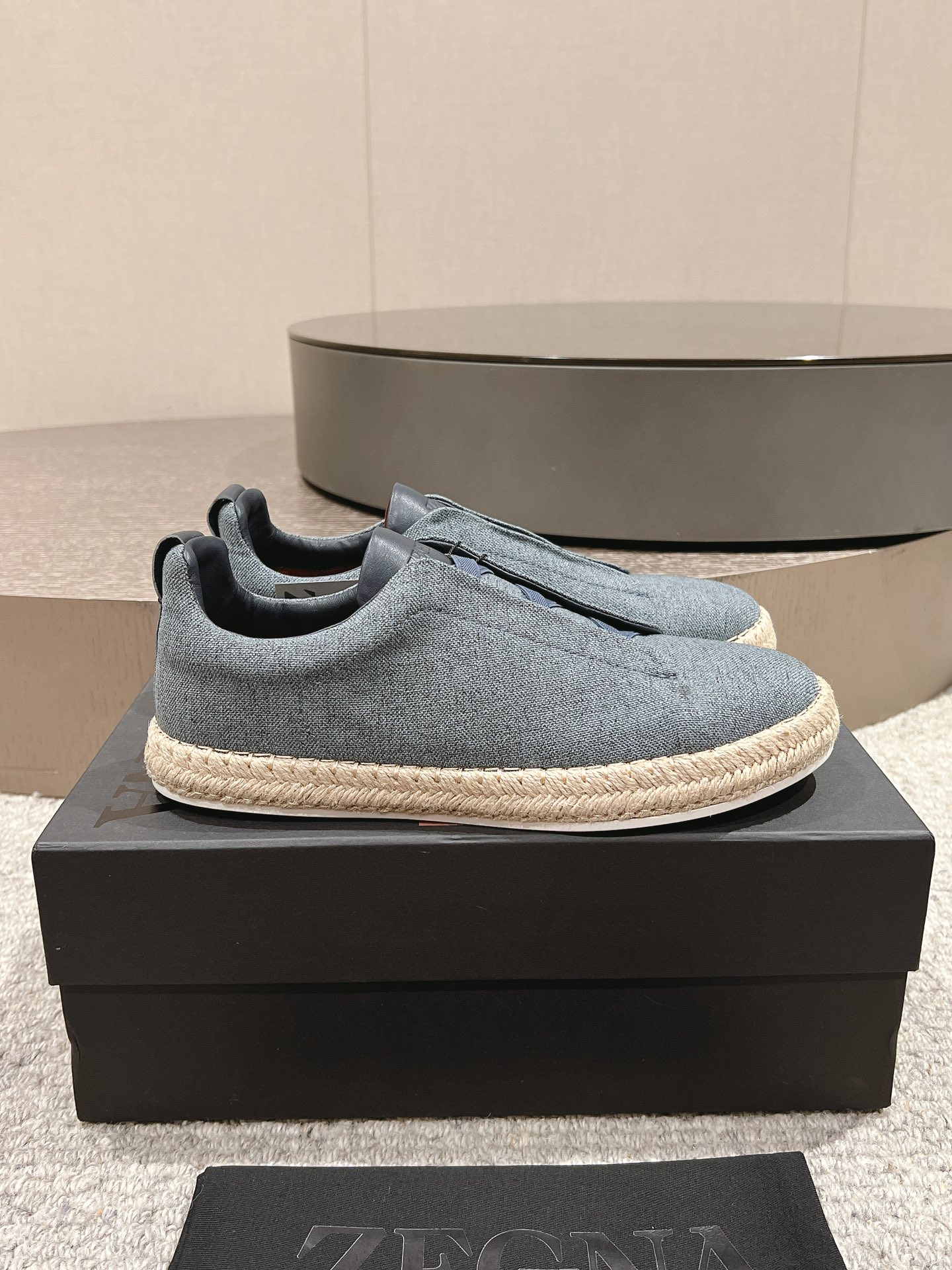 NO:351654,p.Zegna Zegna SS new summer new casual luxury zipper rope bottom fisherman's shoes Triple Stitch is an exquisite casual shoe with the iconic triple cross elastic details, inspired by the triple hand-stitched stitch shape, demonstrating the long-standing heritage of Zegna. This leather-lined dew leather sneaker is decorated with llama decorative details, and is lightweight in the shoe shape, with a flexible rubber outsole, which is easy to put on and take off, and is comfortable. The tongue is decorated with the iconic Zegna logo details, showing the brand style. Fabric linen, inner cowhide, size 38-46 (customized for 38, 45, 46) Standard leather shoe size.,,zegna,espadrilles,cowhide19860909p.Zegna杰尼亚SS新款夏季新品休闲奢华麻绳底渔夫鞋 Triple Stitch 是一款精致的休闲鞋履,饰有标志性三重交叉松紧细节,灵感源于三重手缝线迹造型,彰显了杰尼亚的悠久传承.这款皮革衬里鹿皮球鞋饰有骆马色装饰细节,采用便鞋鞋型且质感轻盈,配有灵活的橡胶外底,穿脱轻松,舒适不凡.鞋舌饰有标志性 Zegna 标识细节,彰显品牌风范. 面料麻布 内里牛皮 码数38-46（38、45、46定做） 标准皮鞋尺码.,,zegna,espadrilles,cowhide,Men's shoes