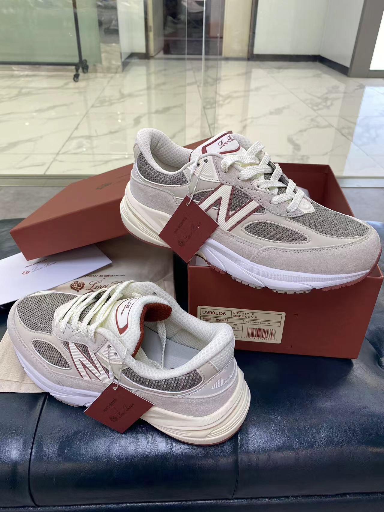 NO:166975,p, Loro Piana | Limited New Balance cooperation model officially released, meet a passion for craftsmanship, LP officially launched limited New Balance joint model 990v6 sports shoes, strength and beauty complement each other, high-quality leather matching, Pecora Nera wool produced in New Zealand, presents elegant luster and flexibility, reshapes unique craftsmanship, and inspiration in steps, renovate a different inspiration. Size 35-46 (customized for 45-46) Women's models are released in one week, casual shoes/sports shoes, loro piga, loro piga, sneakers19860909p、 Loro Piana｜限量New Balance合作款正式发布 邂逅一场工艺热情 LP正式推出限量New Balance合款 990v6运动鞋 力与美相得益彰优质皮革搭配 产自新西兰的Pecora Nera羊毛 呈现优雅光泽与柔韧弹性 重塑独到匠艺 步履之间 焕新别样灵感 码数35-46（45-46定做） 女款一个星期出,休闲鞋/运动鞋,loro piana,loro piana,sneakers,Women's Shoes