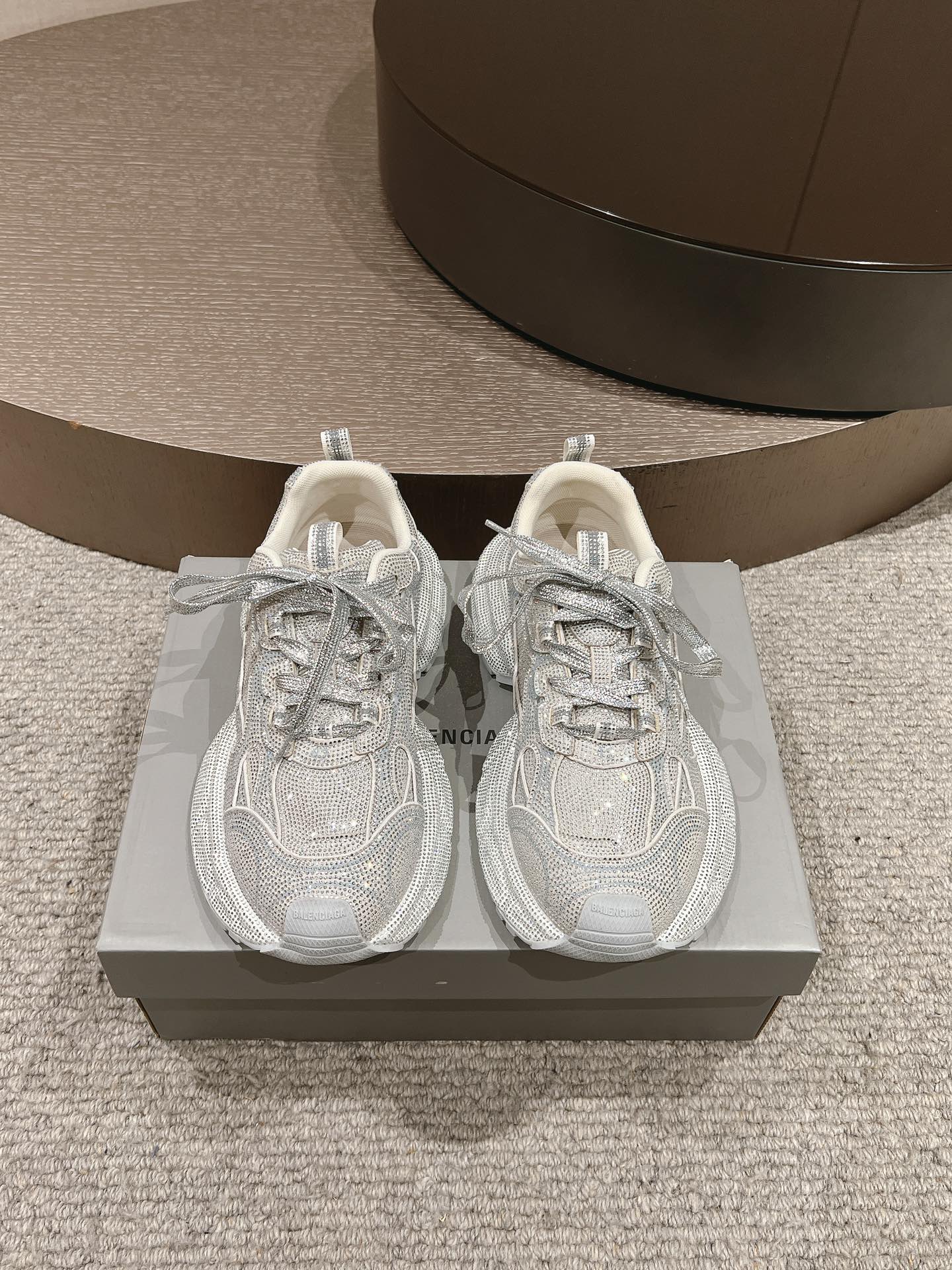 NO:166963,Balenciaga 3XL Sneaker Full Diamond Swarovski series The upper body is covered with full diamonds, which is luxurious overall. The shoe shape draws on the creative ideas of the two shoe shapes, Balenciaga Track and Balenciaga Runner, which is equivalent to removing the outer frame of the Track shoe body, and inheriting the streamlined shape of Runner and the Track flat toe. Size 35-45, Daddy shoes, balenciaga, balenciaga, swarovski19860909Balenciaga巴黎世家 3XL Sneaker 满钻 施华洛世奇系列 鞋面鞋身全部用满钻覆盖 整体呈现奢华感觉 鞋型汲取了Balenciaga Track和Balenciaga Runner两款鞋型的创作思路,相当于把Track鞋身的外框拆了下来,同时继承了Runner的流线造型和Track扁平的鞋头. 码数35-45,老爹鞋,balenciaga,balenciaga,swarovski,Women's Shoes