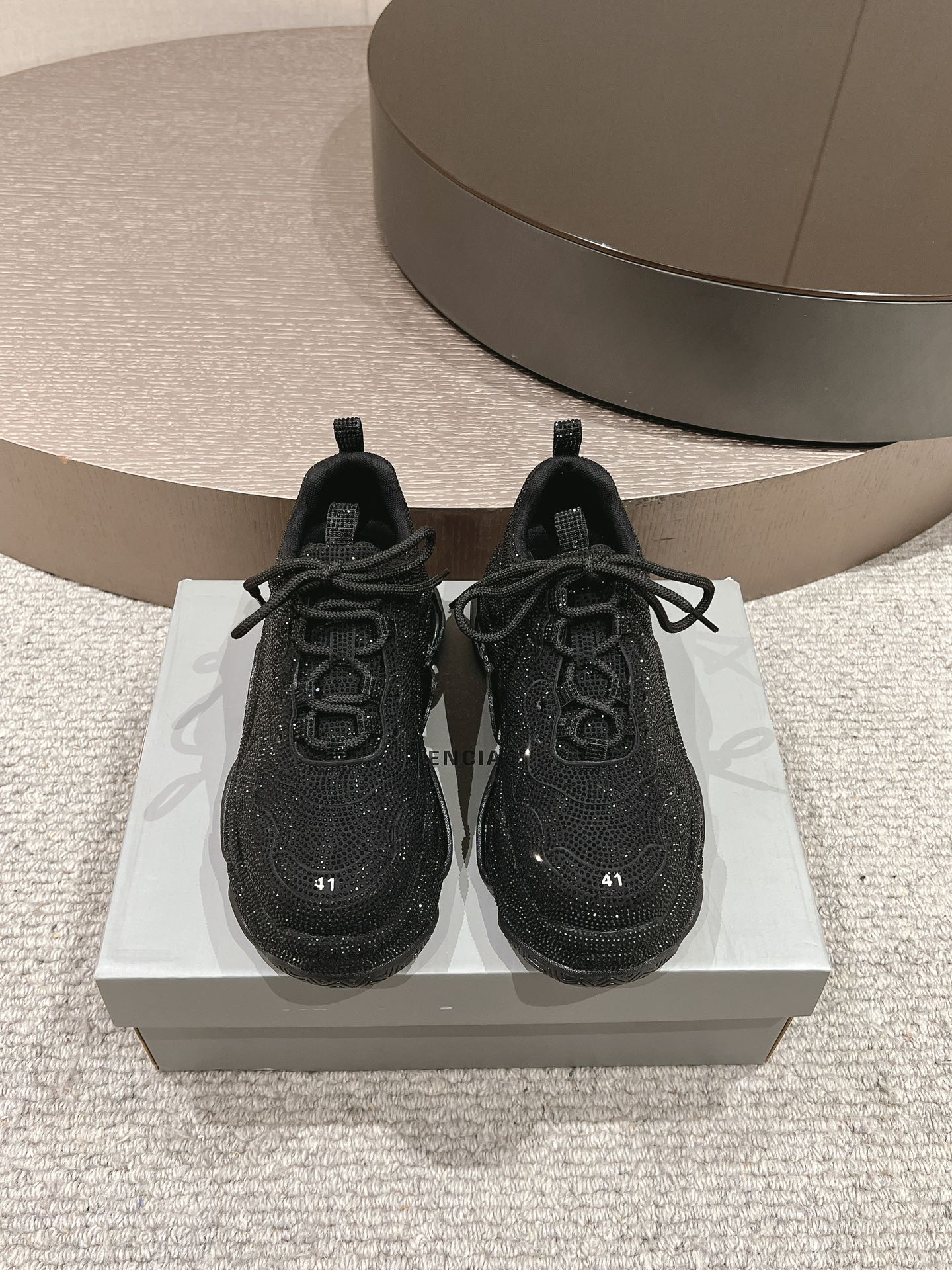 NO:166966,Balenciaga Sneaker Full Diamond Swarovski series The upper body is covered with full diamonds, which is luxurious overall. The shoe shape draws on the creative ideas of the two shoe shapes, Balenciaga Track and Balenciaga Runner, which is equivalent to removing the outer frame of the Track shoe body, and inheriting the streamlined shape of Runner and the Track flat toe. Size 35-45, Daddy shoes, balenciaga, balenciaga, swarovski19860909Balenciaga巴黎世家 Sneaker 满钻 施华洛世奇系列 鞋面鞋身全部用满钻覆盖 整体呈现奢华感觉 鞋型汲取了Balenciaga Track和Balenciaga Runner两款鞋型的创作思路,相当于把Track鞋身的外框拆了下来,同时继承了Runner的流线造型和Track扁平的鞋头. 码数35-45,老爹鞋,balenciaga,balenciaga,swarovski,Women's Shoes