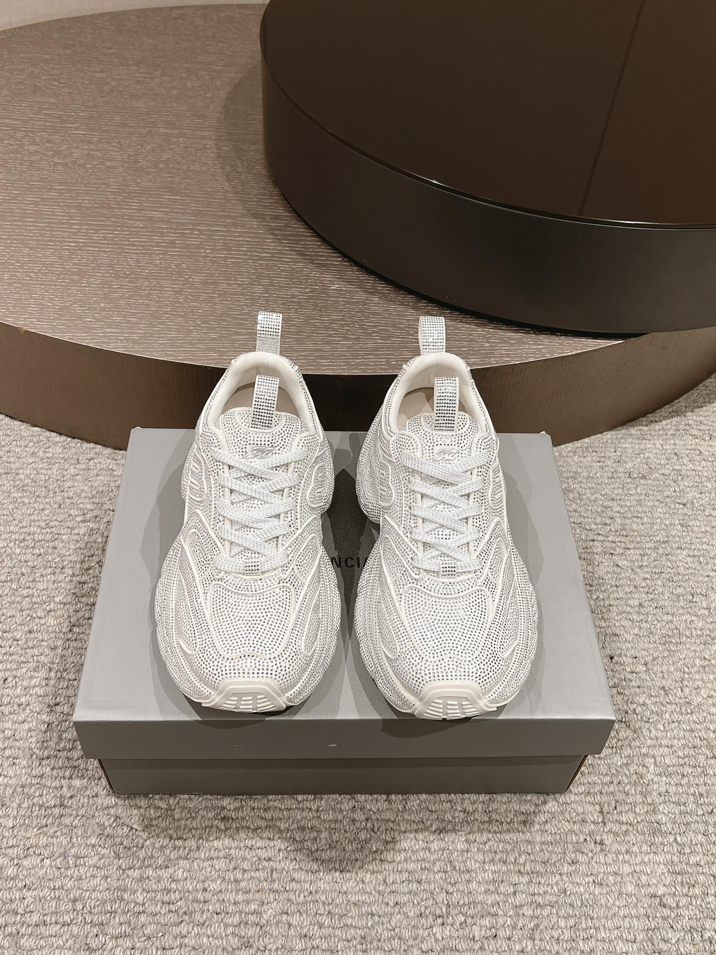 NO:166969,Balenciaga 3XL Sneaker Full Diamond Swarovski series The upper body is covered with full diamonds, which is luxurious overall. The shoe shape draws on the creative ideas of the two shoe shapes, Balenciaga Track and Balenciaga Runner, which is equivalent to removing the outer frame of the Track shoe body, and inheriting the streamlined shape of Runner and the Track flat toe. Size 35-45, Daddy shoes, balenciaga, balenciaga, swarovski19860909Balenciaga巴黎世家 3XL Sneaker 满钻 施华洛世奇系列 鞋面鞋身全部用满钻覆盖 整体呈现奢华感觉 鞋型汲取了Balenciaga Track和Balenciaga Runner两款鞋型的创作思路,相当于把Track鞋身的外框拆了下来,同时继承了Runner的流线造型和Track扁平的鞋头. 码数35-45,老爹鞋,balenciaga,balenciaga,swarovski,Women's Shoes