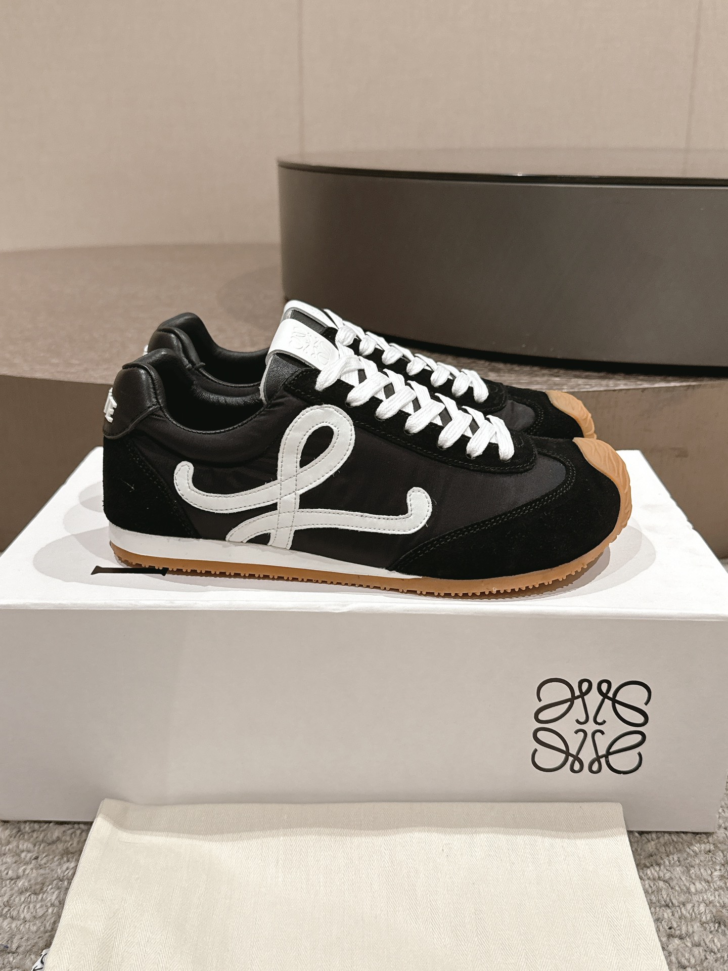 NO:232572,. Loewe 25fw new arrival~Loewe 2025 early spring new couple sneakers Loewe's ballet sneakers are super popular and cute!  The upper is decorated with cowhide   fabric splicing   lace-up accessories. The color matching is beautiful and vivid, making it more youthful and energetic~ It is light and comfortable, so it is so easy to wear. If you wear big feet, you must get a super popular fashionable item!  Upper cowhide   fabric splicing / sheepskin inner sole original wear-resistant rubber combination outsole Couple Size: 35-45, casual shoes/sports shoes, loewe, loewe, sneakers, cowhide, sheepskin19860909. Loewe 25fw new arrival～罗意威2025早春新款情侣款运动鞋 Loewe这款芭蕾运动鞋超火超可爱哦！鞋面采用牛皮 布料拼接 系带小饰品饰以点缀,颜色配色靓丽鲜明,更显青春活力～便轻舒适简直太好穿了大脚丫mm们必入超火的时髦单品！ 鞋面牛皮 布料拼接 /羊皮内里鞋底原版耐磨橡胶组合大底 情侣Size: 35-45,休闲鞋/运动鞋,loewe,loewe,sneakers,cowhide,sheepskin,Women's Shoes