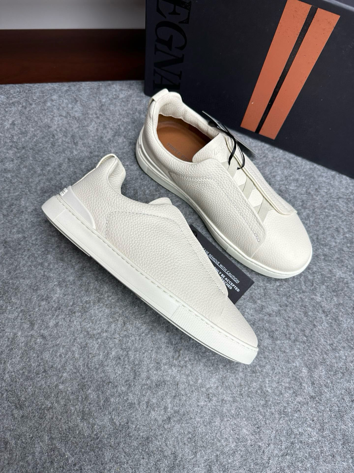 NO:232598,p. Wu Lei star-like ZEGNA 25ss new color TripleStit men wear luxury casual shoes shoes white shoes men's shoes leather shoes, original one to one, fabric plain-patterned head leather, inner cowhide, high-version last, insole molded insole punching and breathable, more classy!  Size 39-46 (customized for 45 and 46) This model is leather shoes size. Note that you can customize without standard private chat, casual shoes/sports shoes, zegna, sneakers, cowhide19860909p.吴磊明星同款ZEGNA杰尼亚25ss新色TripleStit男一脚蹬套穿奢华休闲鞋板鞋小白鞋男鞋皮鞋,原版一比一,面料平纹头层牛皮,内里牛皮,高版本套楦、鞋垫成型鞋垫冲孔透气更显档次！ 码数39-46（45、46定做） 本款是皮鞋尺码注意哟 注可定做无标私聊,休闲鞋/运动鞋,zegna,sneakers,cowhide,Women's Shoes