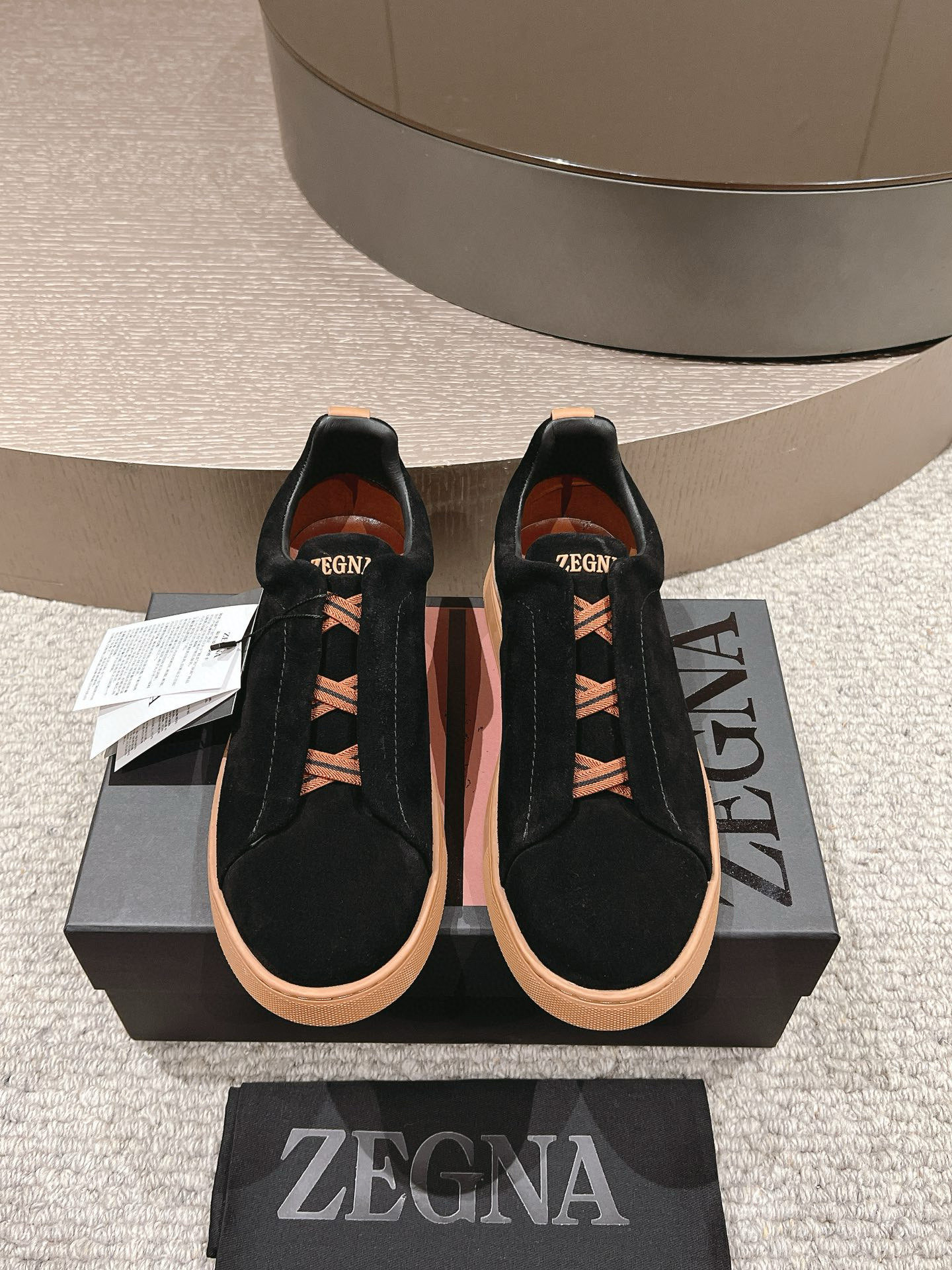 NO:232589,.Zegna 25ss new popular casual sneakers Triple Stitch is an exquisite casual shoe with the iconic triple cross elastic details, inspired by the triple hand-stitched stitching style, demonstrating the long-standing heritage of Zegna. This leather-lined dew leather sneaker is decorated with llama decorative details, and is lightweight in the shoe shape, equipped with a flexible rubber outsole, which is easy to put on and off, and is comfortable. The heel is decorated with the iconic Zegna logo details, showing the brand style. Colors black, black and blue, blue, brown Size 38-46 (customized for 38, 45, 46) Standard leather shoe size. Note that you can customize the private chat without a label, casual shoes/sports shoes, zegna, sneakers19860909.Zegna杰尼亚25ss新款爆款休闲运动鞋 Triple Stitch 是一款精致的休闲鞋履,饰有标志性三重交叉松紧细节,灵感源于三重手缝线迹造型,彰显了杰尼亚的悠久传承.这款皮革衬里鹿皮球鞋饰有骆马色装饰细节,采用便鞋鞋型且质感轻盈,配有灵活的橡胶外底,穿脱轻松,舒适不凡.后跟饰有标志性 Zegna 标识细节,彰显品牌风范. 颜色黑色、黑蓝、蓝色、咖啡色 码数38-46（38、45、46定做） 标准皮鞋尺码.注可定做无标私聊,休闲鞋/运动鞋,zegna,sneakers,Women's Shoes