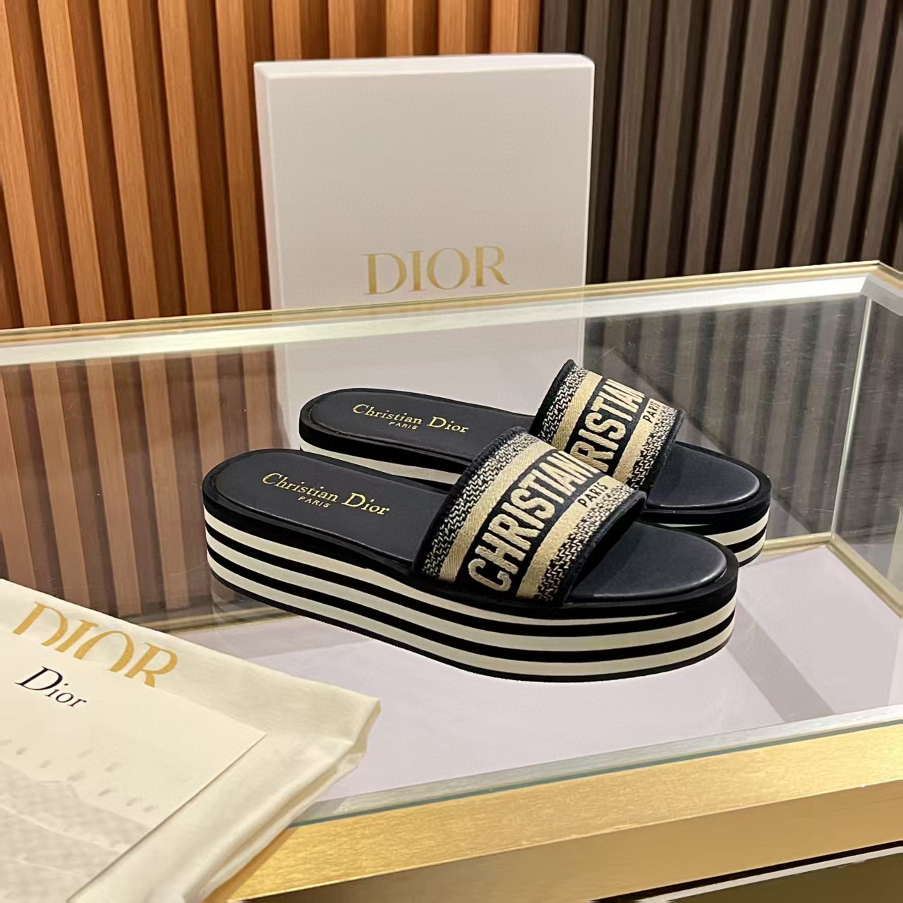 NO:232539,Dior's latest high-quality embroidery slippers, - hand-embroidery craftsmanship, time-consuming and ingenious creation - lambskin lining, breathable and soft - anti-slip rubber thick sole, light and cushioned - size 35-40 (41 customization) ** Steps and walks between art and life. ** Dior embroidery slippers - make the toes a poetic extension of your taste and style., slippers, dior, slippers, sheepskin19860909Dior最新高品质刺绣拖鞋、 - 手工刺绣工艺,耗时匠心打造  - 小羊皮内衬,透气柔软  - 防滑橡胶厚底,轻盈缓震  - 35-40码（41定制） **步履生花,穿行于艺术与生活之间.**  Dior刺绣拖鞋——让足尖成为你品味与格调的诗意延伸.,拖鞋,dior,slippers,sheepskin,Women's Shoes