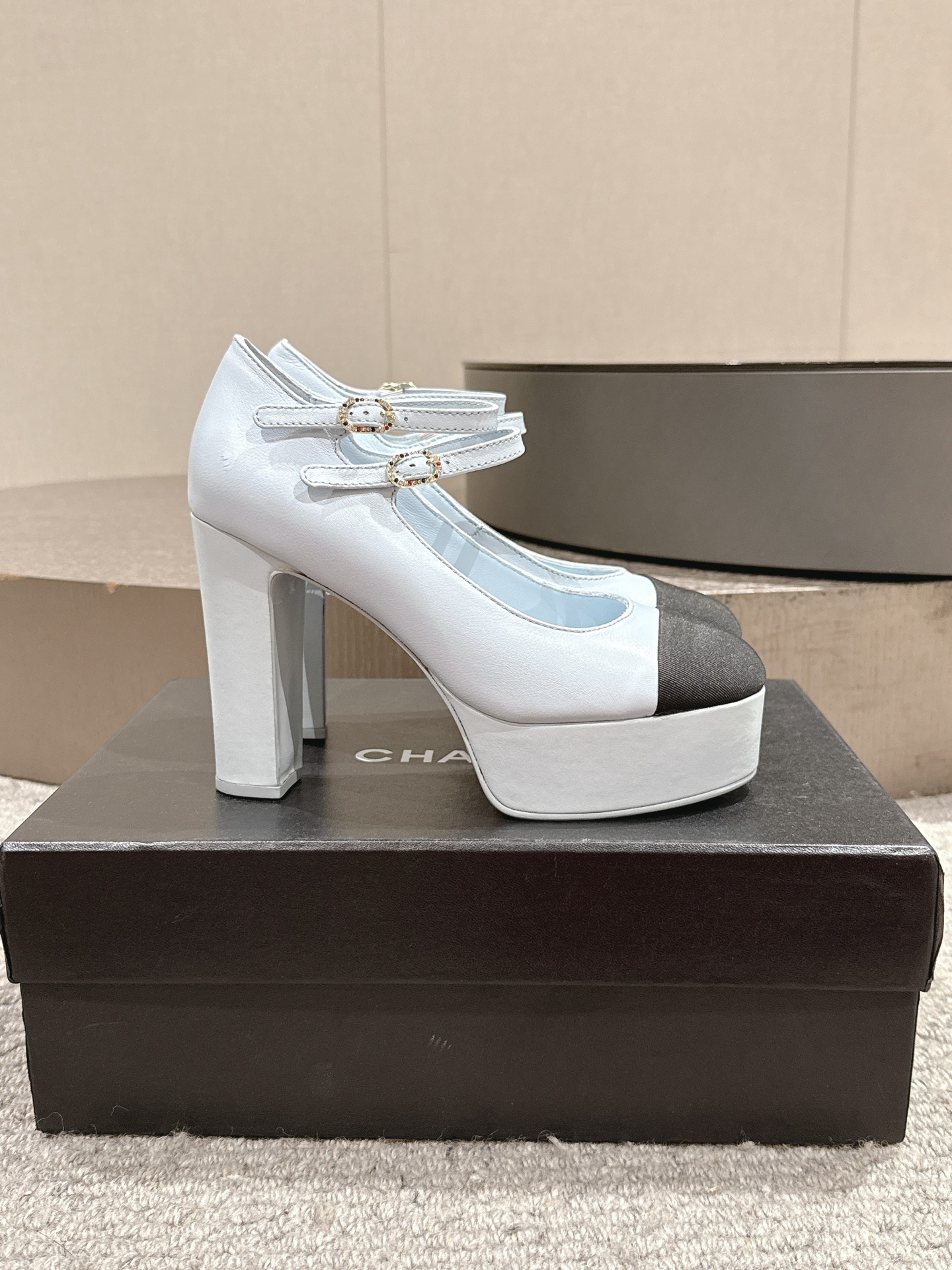 NO:258324,, CHANEL Chanel~~25p spring and summer new waterproof platform thick heel shoes. The upper is super soft sheepskin, comfortable feet, fashionable and versatile. 1 imported sheepskin (silk) 2 inner lining: mixed-bred sheepskin 3 large sole original molded Italian leather sole 4 shoe size: 34-41 (34, 40, 41 custom-made non-return and exchange), high heels, chanel, chanel, high heels, sheepskin, silk fabric, Leather soles19860909、CHANEL香奈儿~~25p春夏季新款防水台粗跟单鞋 鞋面采用超柔软羊皮,脚感舒适,时尚百搭 1鞋面进囗羊皮（绸缎） 2内里: 混种羊皮 3大底原版开模意大利真皮大底 4鞋码: 34-41（34、40、41定制不退换）,高跟鞋,chanel,chanel,high heels,sheepskin,silk fabric,Leather soles,Women's Shoes