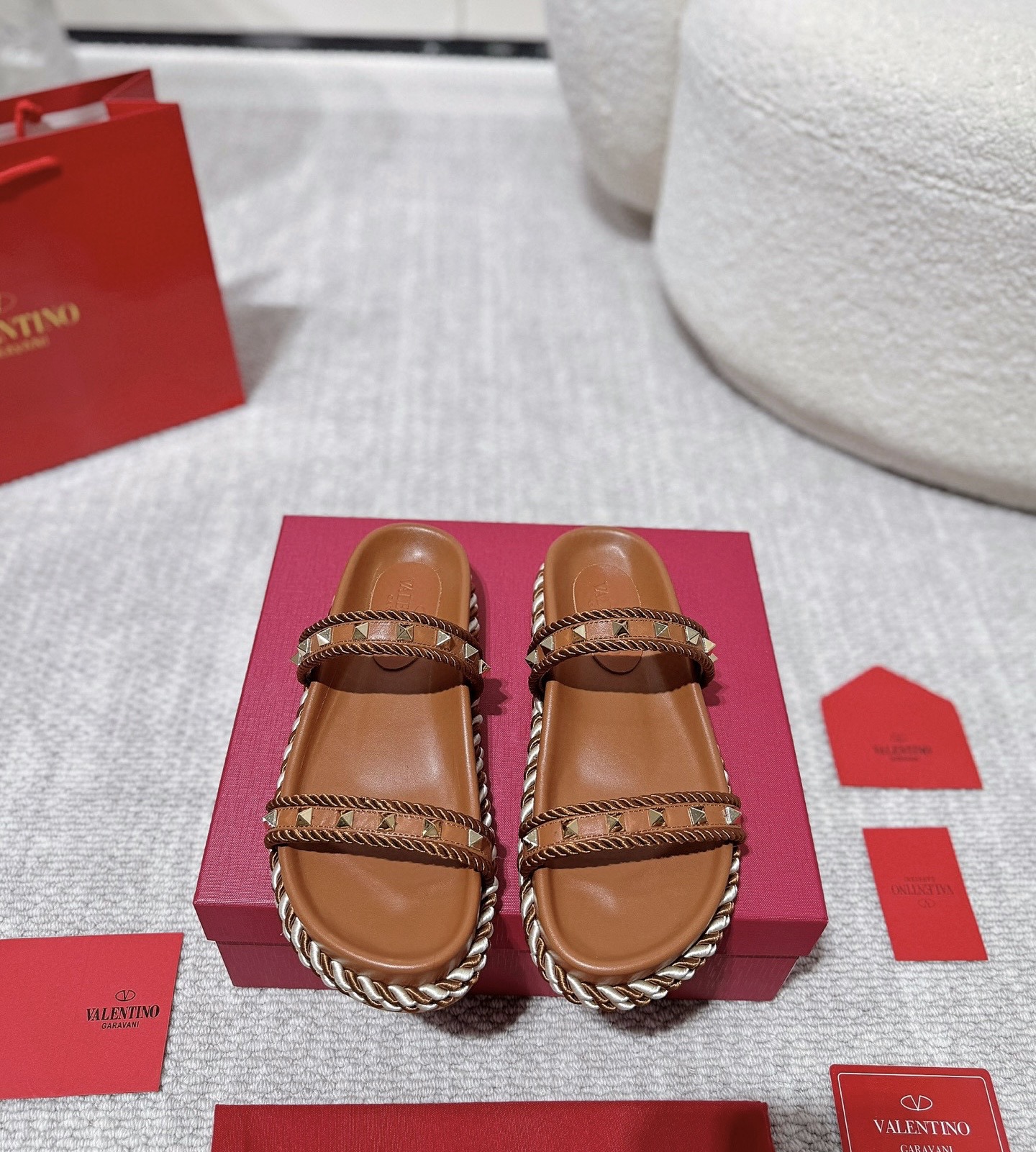 NO:258292,p.Valentino Valentino high-version new electroplated rivet rope braided sandals. Simple and super versatile. Perfect and luxurious on the feet can be matched with spring and summer clothing at will. The foot feels more comfortable!  The original material is perfectly replicated. The original disassembled mold is decorated. Cowhide surface. Cowhide inner. Electroplating rivet buckle. Original non-slip bottom. Configure the original packaging of the counter!  5 colors are included together!  SIZE35--40 (41 can be customized), slippers, valentino, valentino, sandals, slippers, cowhide19860909p.Valentino华伦天奴 高版本新款电镀铆钉麻绳编织凉鞋. 简约超级百搭. 上脚完美奢华可任意搭配春夏服饰. 脚感更是舒适！ 材质原版完美复刻. 原版拆解开模. 牛皮面.牛皮内里. 电镀铆钉饰扣. 原版防滑大底. 配置专柜原版包装！5色同入！ SIZE35--40（41可订做）,拖鞋,valentino,valentino,sandals,slippers,cowhide,Women's Shoes