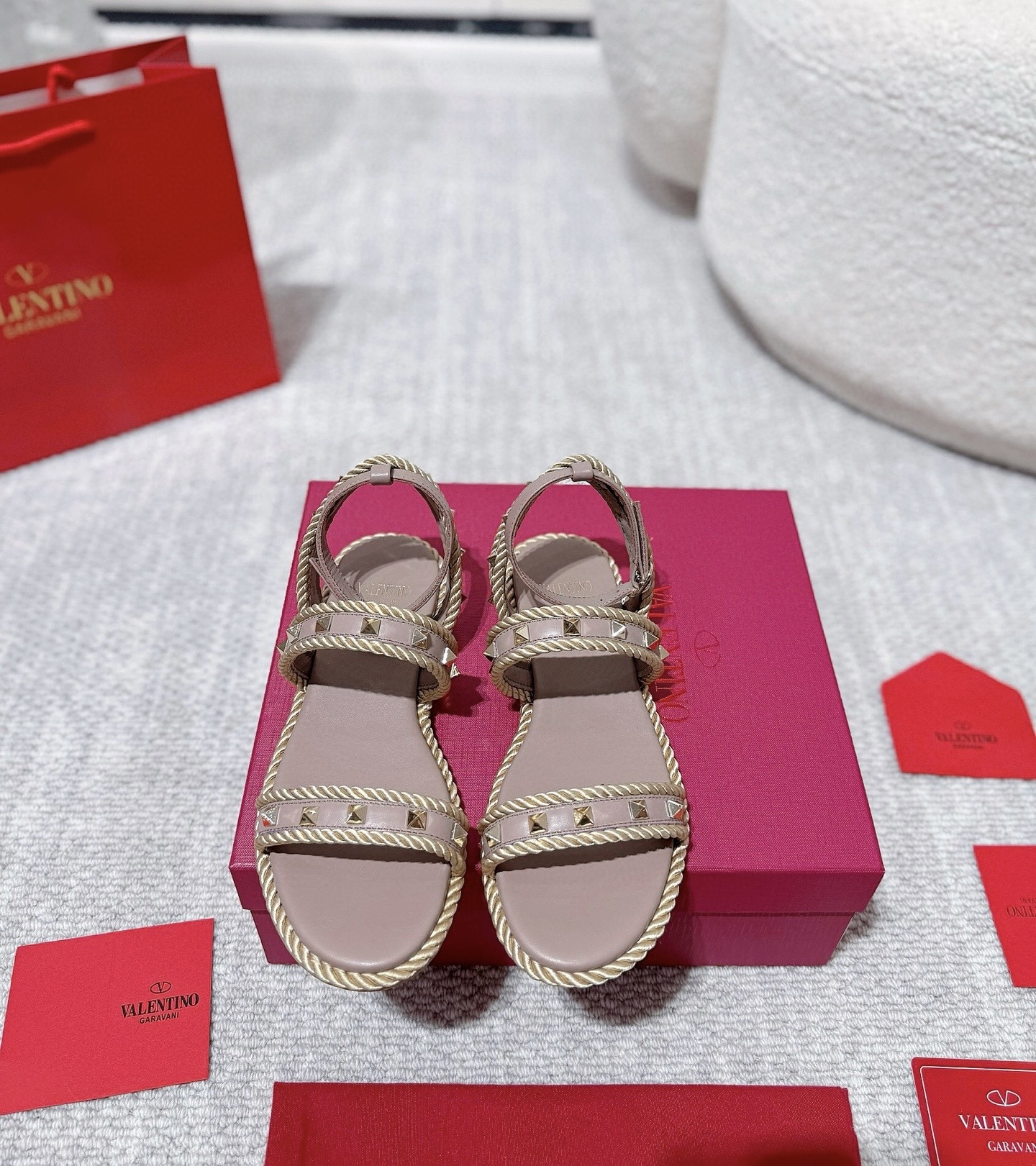 NO:258289,, Valentino high-version new electroplated rivet rope braided women's beach flat sandals. Simple and super versatile. Perfect and luxurious on the feet can be matched with spring and summer clothing at will. The feet feel more comfortable!  The original material is perfectly replicated. The original disassembled mold is decorated. Cowhide surface. Cowhide inner. Electroplating rivet buckle. Original non-slip bottom. Configure the original packaging of the counter!  SIZE35--40 (41 can be customized), sandals, valentino, valentino, sandals, cowhide19860909、Valentino华伦天奴 高版本新款电镀铆钉麻绳编织女士沙滩平底凉鞋. 简约超级百搭. 上脚完美奢华可任意搭配春夏服饰. 脚感更是舒适！ 材质原版完美复刻. 原版拆解开模. 牛皮面.牛皮内里. 电镀铆钉饰扣. 原版防滑大底. 配置专柜原版包装！ SIZE35--40（41可订做）,凉鞋,valentino,valentino,sandals,cowhide,Women's Shoes