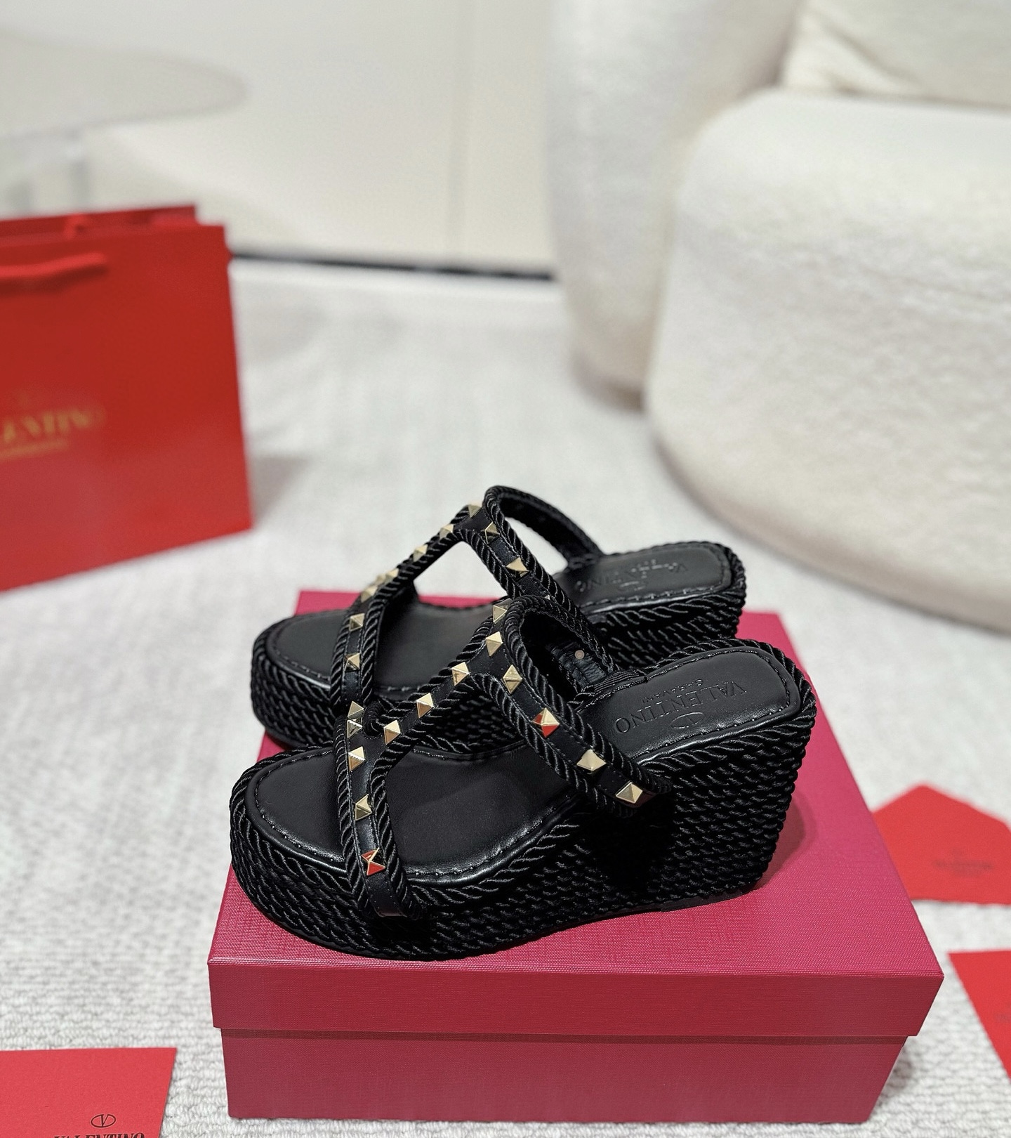 NO:258286,p. Valentino high-end new rivet rope braided wedge sandals. Simple and super versatile. Perfect and luxurious on the feet, you can match spring and summer clothing at will. The feet feel more comfortable!  The original material is perfectly replicated. The original decorative buckle is disassembled and unfolded. Cowhide surface. Cowhide inner lining. Electroplating rivet buckle. Original anti-slip rubber bottom. Three colors are in the same!  The height of gold heels is about 10cm. The front palm water platform is about 4cm. The original packaging of the counter is equipped!  SIZE35--40 (41 can be customized), sandals, valentino, valentino, sandals, cowhide, gold19860909p、Valentino华伦天奴 高版本新款铆钉麻绳编织坡跟凉鞋. 简约超级百搭. 上脚完美奢华可任意搭配春夏服饰. 脚感更是舒适！ 材质原版完美复刻. 饰扣原版拆解开模. 牛皮面.牛皮内里. 电镀铆钉饰扣. 原版防滑橡胶大底. 三色同入！ 黄金跟高约10cm. 前掌水台约4cm. 配置专柜原版包装！ SIZE35--40（41可订做）,凉鞋,valentino,valentino,sandals,cowhide,gold,Women's Shoes