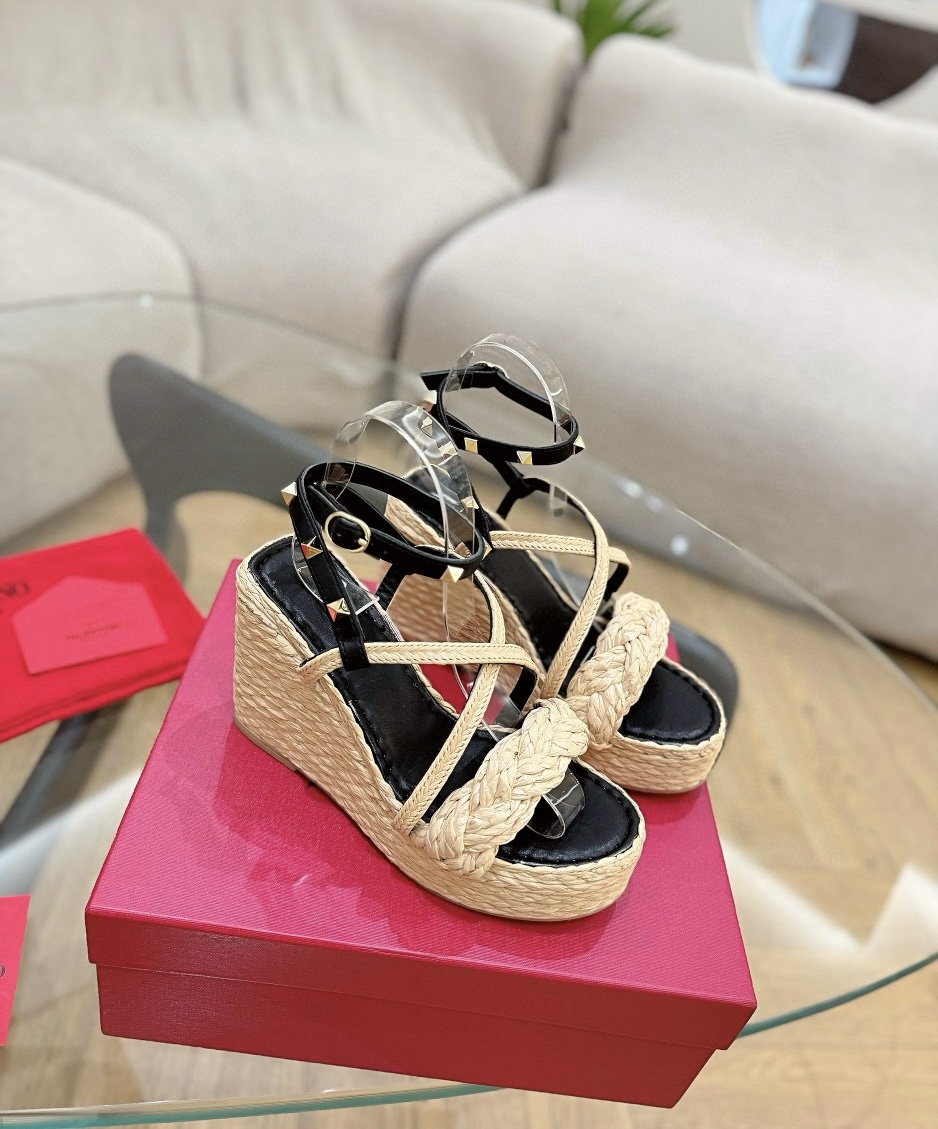 NO:258274,p.Valentino Valentino new product high-version Milan spring and summer heel rivet Lafite grass wisp empty heel sandals!  Continue the classic rivet strap design. It is truly beautiful and luxurious on the feet. It interprets a brand new fashion charm. It is highly favored by well-known bloggers at home and abroad. Tens of millions of fans and bloggers are passionate about their performances of genuine products!  There are pictures and truths. You deserve it!  Material upper cowhide with original Raffia and rivets. Inner cowhide inner. Original woven outsole. . Configure the original packaging of the counter!  4 colors are in!  SIZE35-40 (41 can be customized), sandals, valentino, valentino, sandals, cowhide19860909p.Valentino华伦天奴新品 高版本米兰春夏坡跟铆钉拉菲草缕空后跟凉鞋！ 延续经典铆钉带子设计. 上脚真心美丽奢华. 演绎全新时尚魅力. 深得海内外知名博主青睐 千万粉丝博主倾情演绎真心好货！有图有真相. 你值得拥有！ 材质鞋面牛皮搭配原版拉菲草与铆钉. 内里牛皮内里. 原版编织大底. . 配置专柜原版包装！ 4色同入！ SIZE35一40（41可订做）,凉鞋,valentino,valentino,sandals,cowhide,Women's Shoes