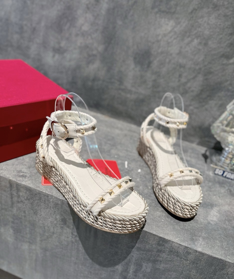 NO:258278,p.Valentino Valentino's new high-end rivet rope braided wedge sandals. Simple and super versatile. It is perfect and luxurious to wear with spring and summer clothing at will. The foot feels more comfortable!  The original material is perfectly replicated. The original decorative buckle is disassembled and unfolded. Cowhide surface. Cowhide inner lining. Electroplating rivet buckle. Original anti-slip rubber bottom. Gold heel height is about 6.5cm. The front pallet water table is about 3.5cm. The original packaging is configured for counter!  SIZE35--40 (41 can be customized), sandals, valentino, valentino, sandals, cowhide, gold19860909p.Valentino华伦天奴高版本新款铆钉麻绳编织坡跟凉鞋. 简约超级百搭. 上脚完美奢华可任意搭配春夏服饰. 脚感更是舒适！ 材质原版完美复刻. 饰扣原版拆解开模. 牛皮面.牛皮内里. 电镀铆钉饰扣. 原版防滑橡胶大底. 黄金跟高约6.5cm. 前掌水台约3.5cm. 配置专柜原版包装！ SIZE35--40（41可订做）,凉鞋,valentino,valentino,sandals,cowhide,gold,Women's Shoes