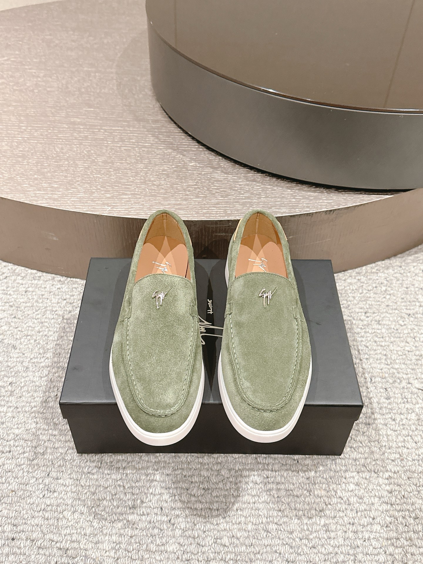 NO:357904,GZ Top Purchasing Giuseppe Zanotti GZ Giuseppe Sanodi The new and trendy model is launched in the popular foot series upper with special high mercerized beef reverse sued fabric imported cowhide inner lining, original hardware logo buckle decoration, wear-resistant rubber outsole, simple and atmospheric version, exclusive to trendy men. Size: 40-44 (customized for 45.46), cowhide19860909GZ 顶级代购Giuseppe Zanotti GZ朱塞佩·萨诺第 全新潮款上市爆款套脚系列鞋面采用专用高丝光牛反绒面料 进口牛皮内里,原版五金logo扣装饰,耐磨橡胶大底,版型简洁大气,潮男专属.Size:40-44（45.46定做）,,cowhide,Men's shoes