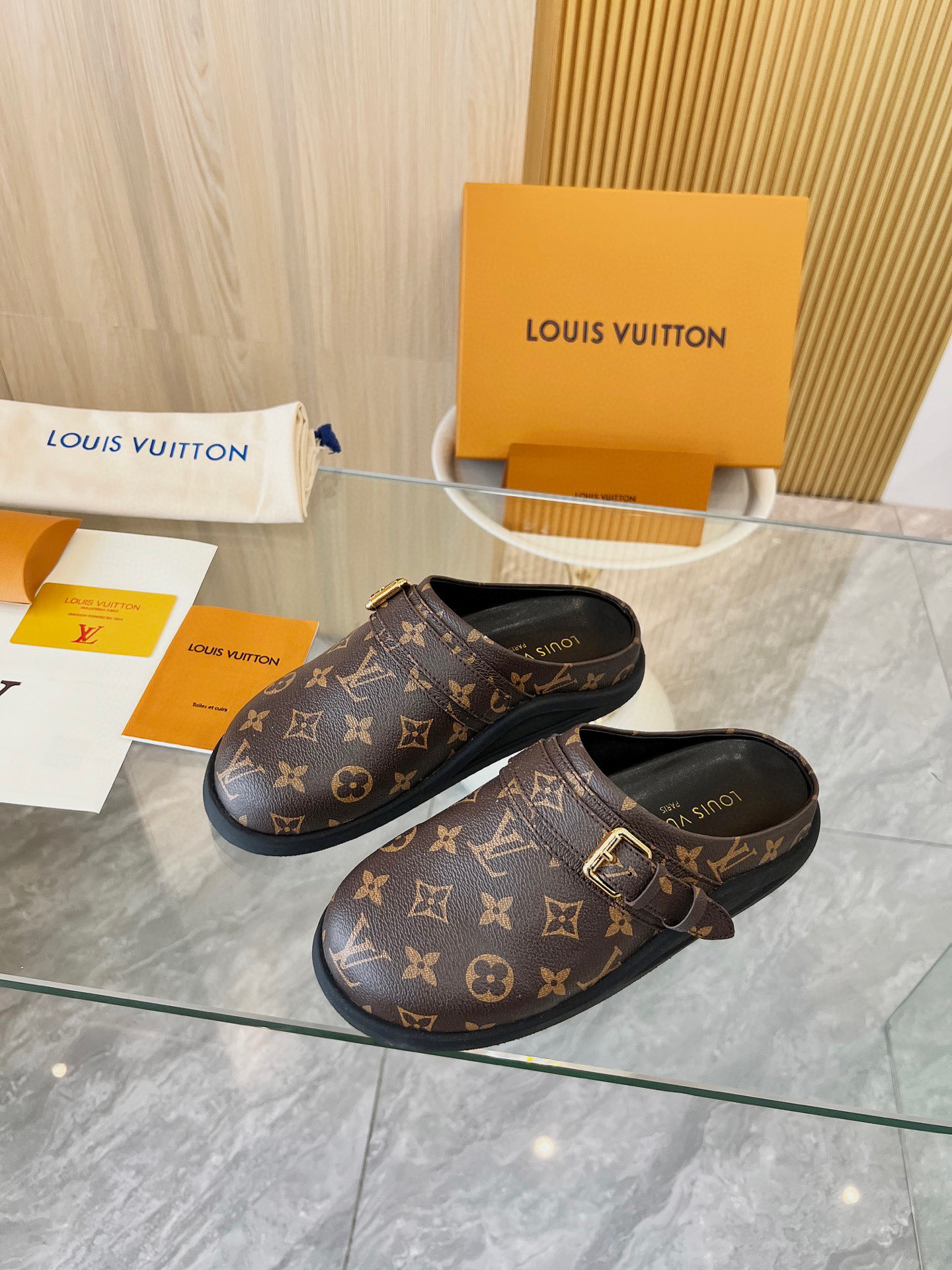 NO:480763,.louis vuitton lv 25ss new Birken Slippers are cute and have a very good feel. The side logo is the finishing touch. Simple and high-end. Heel-exposed design. Wear and walk. Lazy Gospel. Excellent footing effect. Close eyes. Original purchase and development. Imported matte leather on the upper + presbyopia. Special materials for presbyopia. Hardware buckle original mold opening. Inner footing sheepskin. Sole original mold opening. High density Tpu outsole. Size number 35-42 (41,42 custom made without return or exchange), semi-drag, louis vuitton, louis vuitton, slippers, sheepskin19860909.louis vuitton lv 25ss新款勃肯拖鞋 可可爱爱、脚感简直不要太好 侧面logo扣点睛之笔 简约又高级 露跟设计 即穿即走 懒人福音 上脚效果极佳 闭眼入 原版购入开发 鞋面进口磨砂皮进+老花特殊材料 五金扣原版开模 内里垫脚羊皮 鞋底原版开模高密度Tpu大底. 码数35-42（41,42订做不退换）,半拖,louis vuitton,louis vuitton,slippers,sheepskin,Women's Shoes
