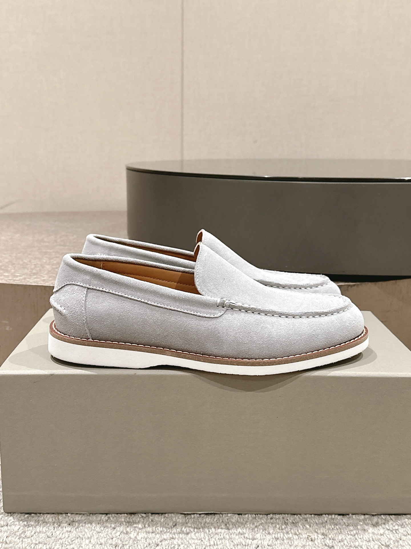 NO:357914,【BC】 2025Brunello Cucinelli 25ss Spring and Summer New Loafers Single Shoes BC is a well-known Italian brand, with minimalist style, pure handmade tandem bead chain accessories!  Retro and high-end!  Simple and elegant, very pleasing style!  The King of Advanced and All-Match, No Resistance at all!  Very good and comfortable feet!  It looks ordinary, thin and handsome in dressing!  No limit to any occasion, daily work, fashionable and capable!  No matter how you match it, skirts, trousers, windbreakers and coats, they are all very versatile!  Super attractive!  All year round, spring, summer, autumn and winter. Original imported cow velvet fabric, inner cowhide, large bottom, original mold opening and large bottom, decoration original mold opening and customized bead chain, luxury level is no different from clothing. Size38-47 (38, 45, 46, 47 custom made without return or exchange), brunello cucinelli, loafers, skirts, cowhide19860909【 BC】 2025Brunello Cucinelli 25ss 春夏新款 乐福鞋 单鞋 BC是意大利知名品牌,极简主义风格,纯手工串联珠链配饰！复古又高级！简约又大气,属于非常耐看的款式！ 高级百搭之王,完全没有抵抗力！脚感很好很舒服！看起来平平无奇,穿起来又瘦又帅！ 不局限任何场合,日常工作、时尚又干练！不管搭配 裙装、裤装、风衣大衣、都非常百搭！超级耐看！一年四季春夏秋冬皆适宜. 面料原版进口牛反绒 内里牛皮里 大底原版开模大底 饰原版开模定制珠链,奢侈程度和服装无区别. Size38-47（38,45,46,47定做不退换）,,brunello cucinelli,loafers,skirts,cowhide,Men's shoes