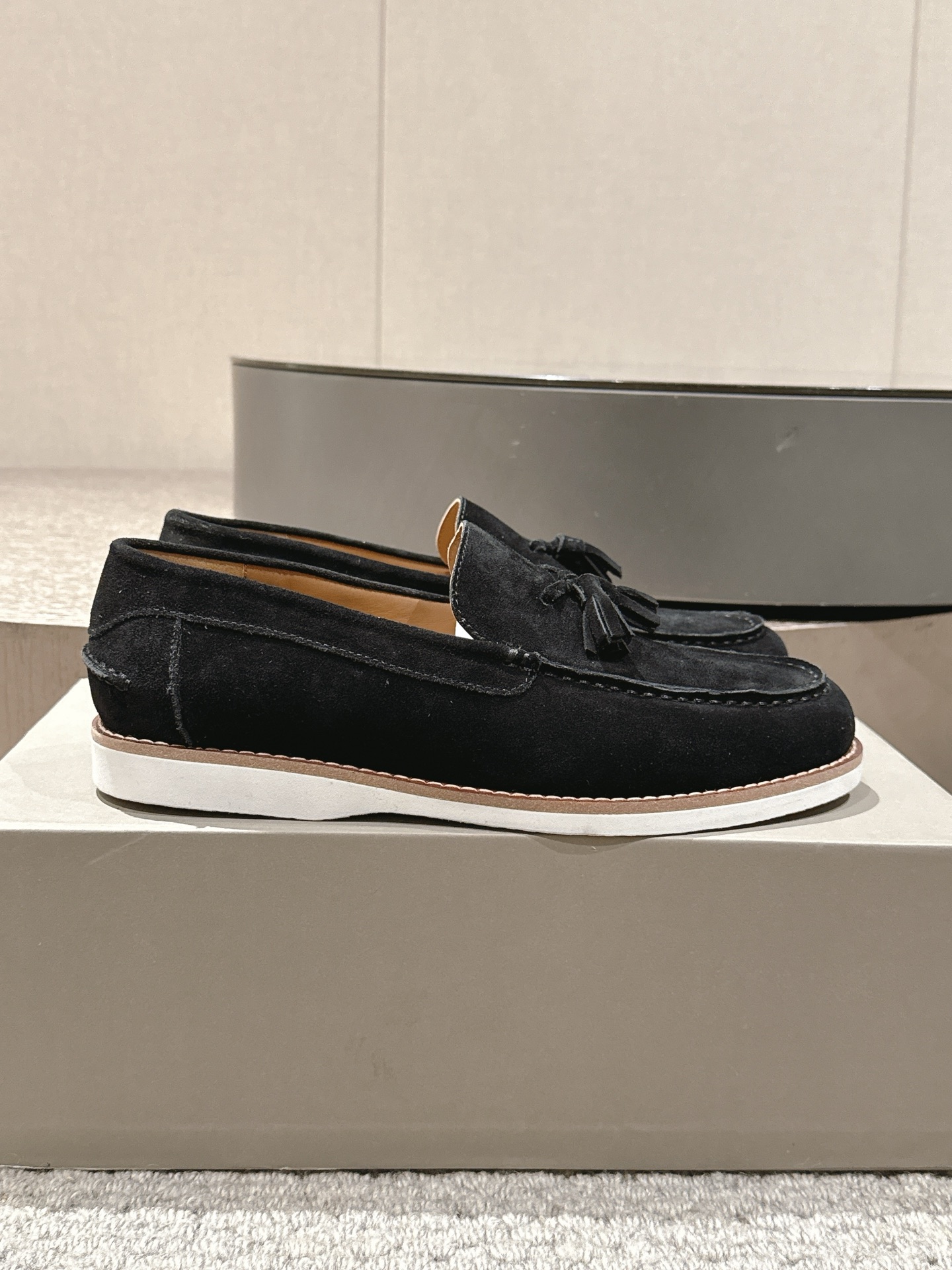 NO:353481,BC Brunello Cucinelli 25ss Spring and Summer New Loafers Single Shoes BC is a well-known Italian brand, with minimalist style, pure handmade tandem bead chain accessories!  Retro and high-end!  Simple and elegant, very pleasing style!  The King of Advanced and All-Match, No Resistance at all!  Very good and comfortable feet!  It looks ordinary, thin and handsome in dressing!  No limit to any occasion, daily work, fashionable and capable!  No matter how you match it, skirts, trousers, windbreakers and coats, they are all very versatile!  Super attractive!  Suitable for all seasons of spring, summer, autumn and winter. Original imported cattle velvet inner cowhide, large bottom original mold opening and large bottom decoration original mold opening and customized bead chain, luxury and clothing. Size 39-44 (38.45.46.47 can be customized), brunello cucinelli,loafers, skirts,cowhide19860909BC Brunello Cucinelli 25ss 春夏新款 乐福鞋 单鞋 BC是意大利知名品牌,极简主义风格,纯手工串联珠链配饰！复古又高级！简约又大气,属于非常耐看的款式！ 高级百搭之王,完全没有抵抗力！脚感很好很舒服！看起来平平无奇,穿起来又瘦又帅！ 不局限任何场合,日常工作、时尚又干练！不管搭配 裙装、裤装、风衣大衣、都非常百搭！超级耐看！一年四季春夏秋冬皆适宜. 面料原版进口牛反绒 内里牛皮里 大底原版开模大底 饰原版开模定制珠链,奢侈程度和服装. Size 39-44（38.45.46.47可订做),,brunello cucinelli,loafers,skirts,cowhide,Men's shoes