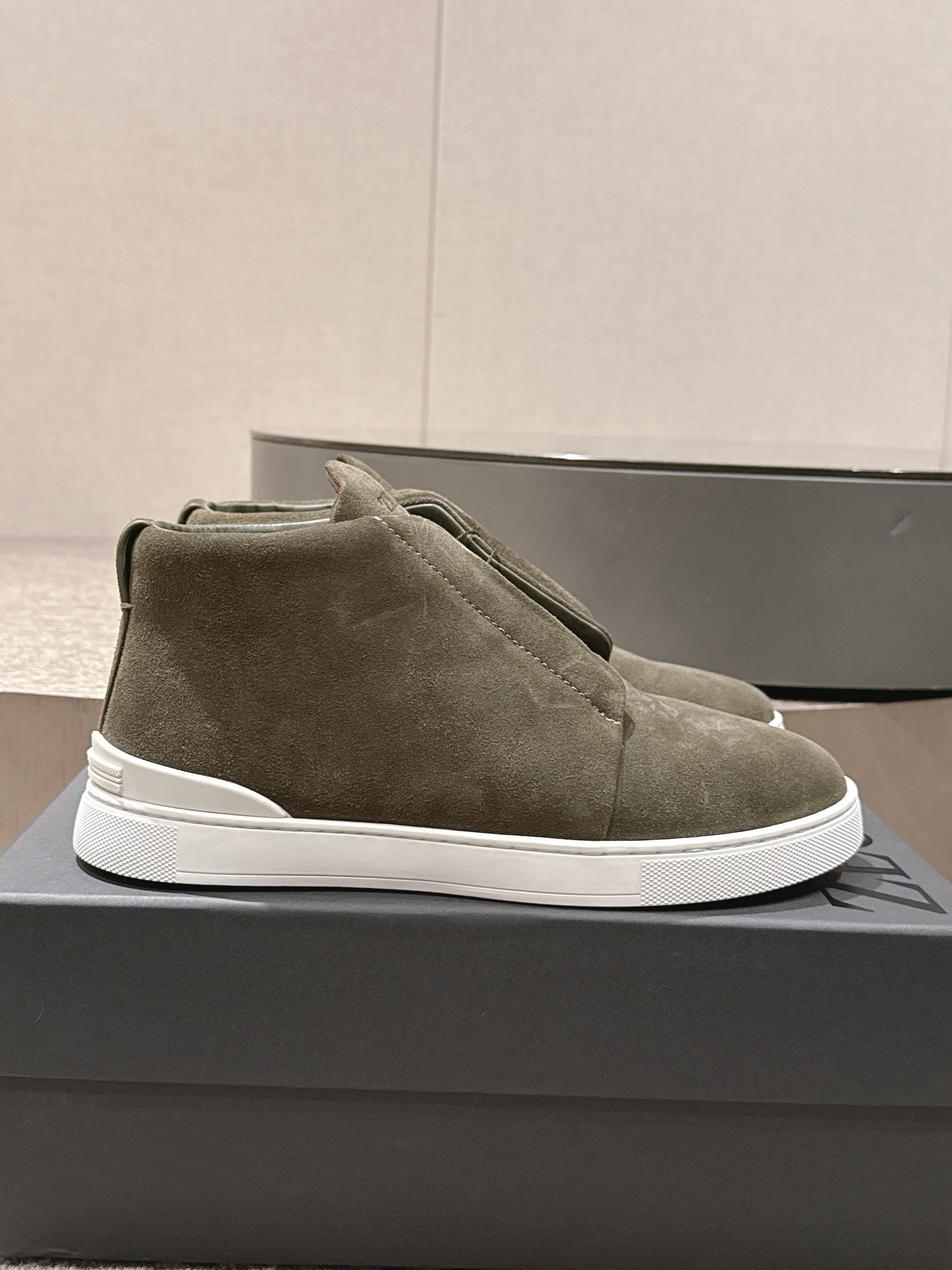 NO:350979,p. Wu Lei star-like ZEGNA Jenia 25 autumn and winter new high-top men's casual leather shoes and white shoes TripleStit men wear luxury casual shoes and white shoes with one foot, white shoes and men's leather shoes, original one to one!  Fabric top layer cowhide inner cowhide size 39-46 (customized for 45/46) This model is leather shoes size, please note that you can customize without a standard private chat., zegna, cowhide19860909p.吴磊明星同款ZEGNA杰尼亚25秋冬新款高帮男士休闲皮鞋小白鞋 TripleStit男一脚蹬套穿奢华休闲鞋板鞋小白鞋男鞋皮鞋,原版一比一！ 面料头层牛皮 内里牛皮里 码数39-46（45/46定做） 本款是皮鞋尺码注意哟 注可定做无标私聊.,,zegna,cowhide,Men's shoes