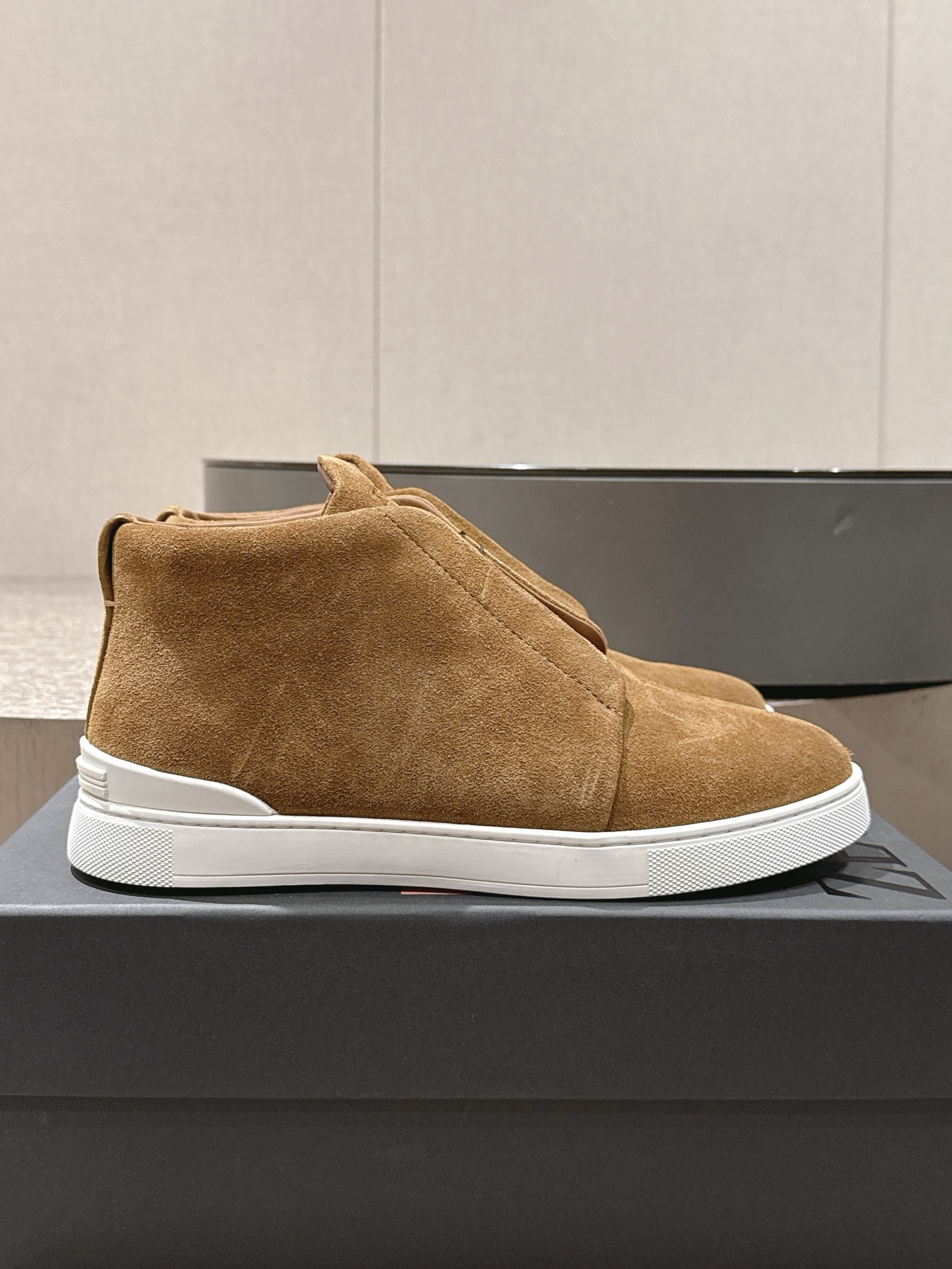 NO:350917,p. Wu Lei star-like ZEGNA Jenia 25 autumn and winter new high-top men's casual leather shoes and white shoes TripleStit men wear luxury casual shoes and white shoes with one foot, white shoes and men's leather shoes, original one to one!  Fabric top layer cowhide inner cowhide size 39-46 (customized for 45/46) This model is leather shoes size, please note that you can customize without a standard private chat., zegna, cowhide19860909p.吴磊明星同款ZEGNA杰尼亚25秋冬新款高帮男士休闲皮鞋小白鞋 TripleStit男一脚蹬套穿奢华休闲鞋板鞋小白鞋男鞋皮鞋,原版一比一！ 面料头层牛皮 内里牛皮里 码数39-46（45/46定做） 本款是皮鞋尺码注意哟 注可定做无标私聊.,,zegna,cowhide,Men's shoes