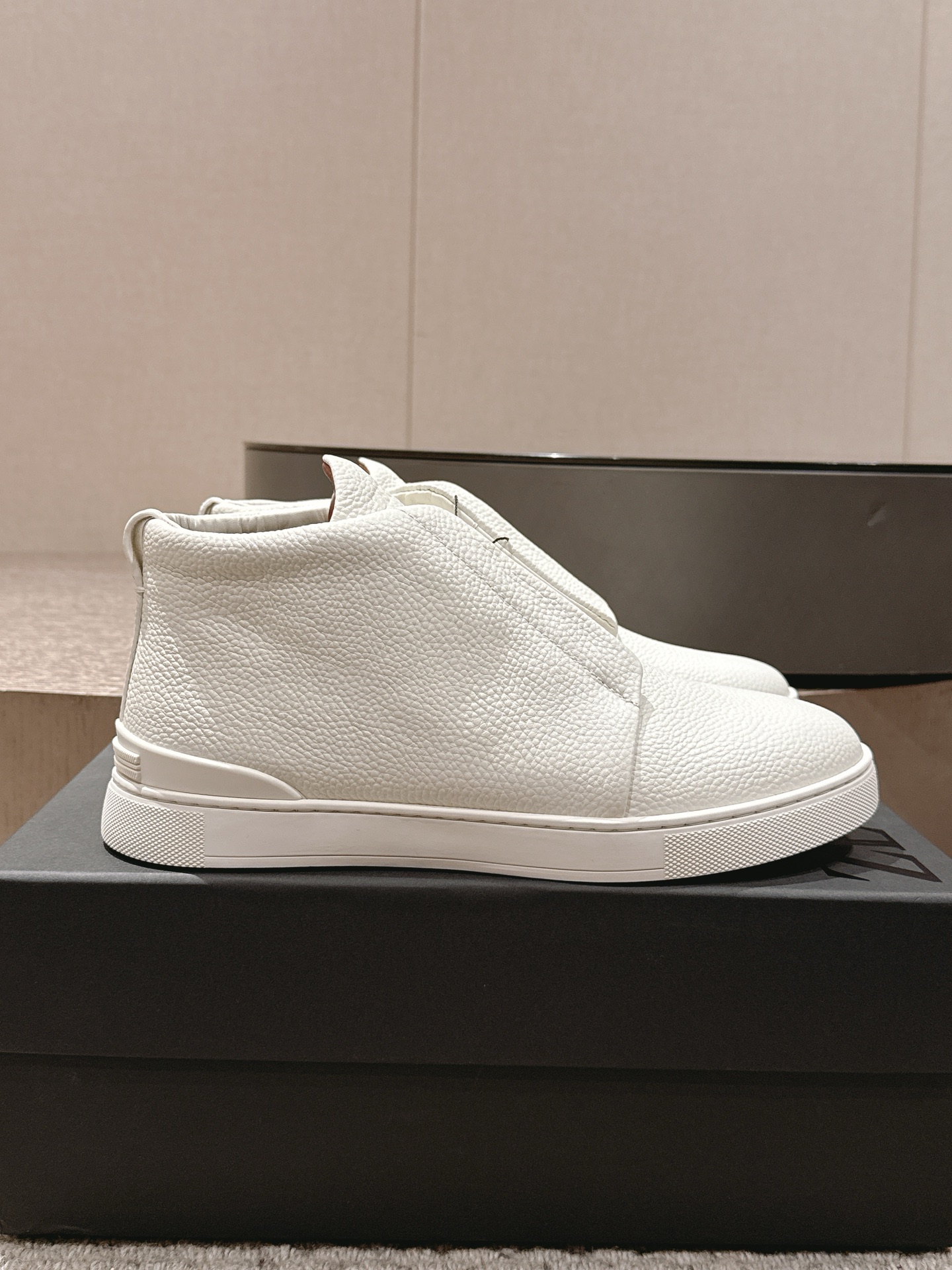NO:350897,p Wu Lei star-like ZEGNA 25 autumn and winter new high-top men's casual leather shoes and white shoes TripleStit men wear luxury casual shoes and white shoes with one foot, white shoes and men's leather shoes, original one to one!  Fabric top layer cowhide inner cowhide size 39-46 (customized for 45/46) This model is leather shoes size, please note that you can customize without a standard private chat., zegna, cowhide19860909p吴磊明星同款ZEGNA杰尼亚25秋冬新款高帮男士休闲皮鞋小白鞋 TripleStit男一脚蹬套穿奢华休闲鞋板鞋小白鞋男鞋皮鞋,原版一比一！ 面料头层牛皮 内里牛皮里 码数39-46（45/46定做） 本款是皮鞋尺码注意哟 注可定做无标私聊.,,zegna,cowhide,Men's shoes