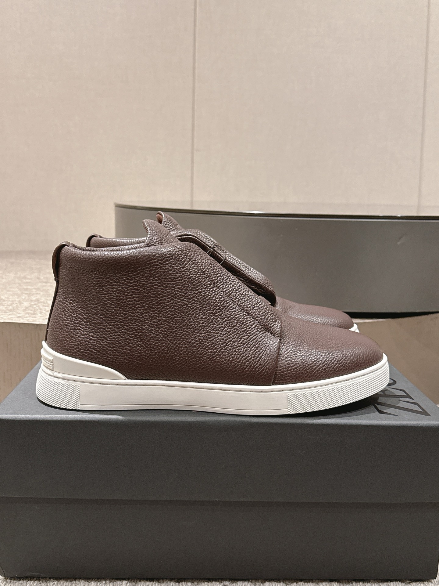 NO:350882,p Wu Lei star-like ZEGNA 25 autumn and winter new high-top men's casual leather shoes and white shoes TripleStit men wear luxury casual shoes and white shoes with one foot, white shoes and men's leather shoes, original one to one!  Fabric top layer cowhide inner cowhide size 39-46 (customized for 45/46) This model is leather shoes sizes. Please note that you can customize without a standard private chat, zegna, cowhide19860909p吴磊明星同款ZEGNA杰尼亚25秋冬新款高帮男士休闲皮鞋小白鞋 TripleStit男一脚蹬套穿奢华休闲鞋板鞋小白鞋男鞋皮鞋,原版一比一！ 面料头层牛皮 内里牛皮里 码数39-46（45/46定做） 本款是皮鞋尺码注意哟 注可定做无标私聊,,zegna,cowhide,Men's shoes