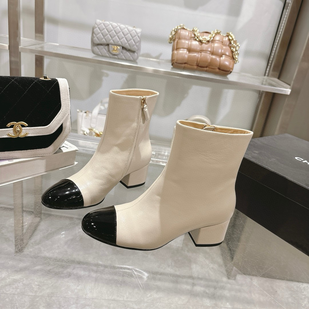 Del mismo estilo que el sitio web oficial de CHANEL, las nuevas botas de Xiaoxiang son simples y elegantes, m…