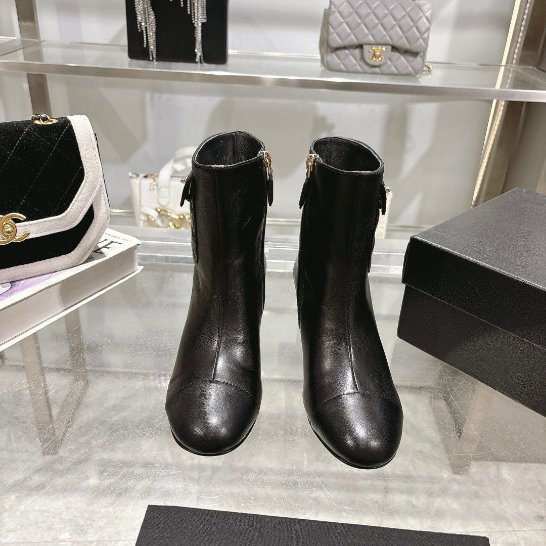 El mismo estilo que el sitio web oficial de CHANEL, las nuevas botas cortas de Xiaoxiang, simples y elegantes, modernas…