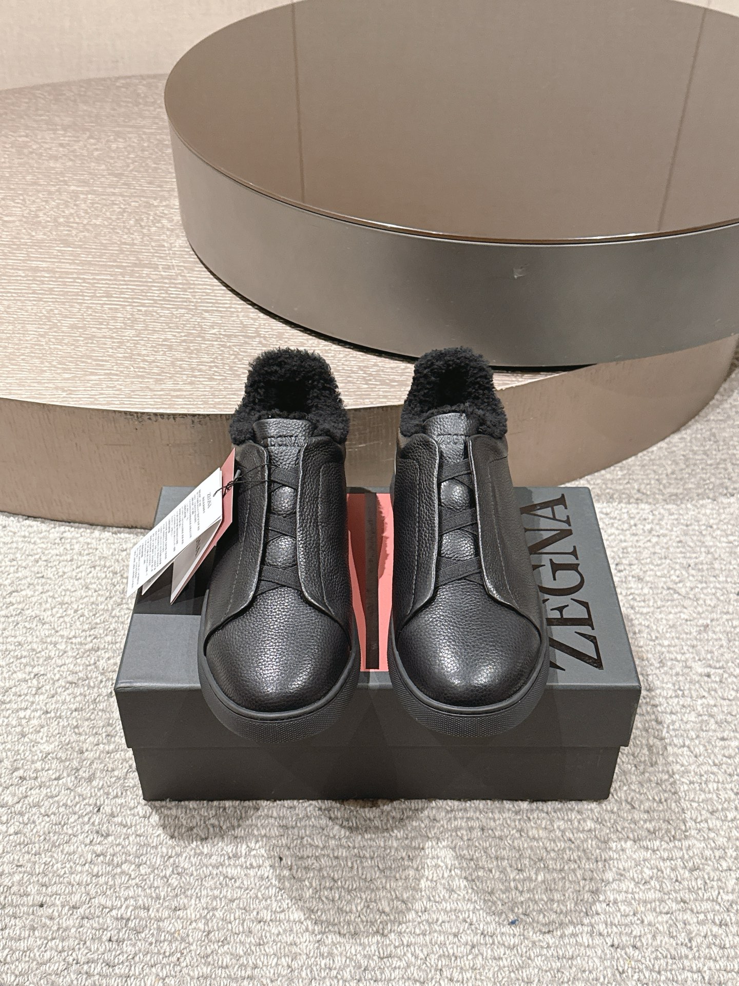 NO:604324,Star Wu Lei has the same ZEGNA Ermenegildo Zegna 25 autumn and winter new low-top men's genuine wool-lined casual shoes, fur boots, wool shoes, cotton shoes, leather shoes and white shoes. TripleStit men's slip-on luxury casual shoes, white shoes, men's leather shoes, the original version is one to one!  The fabric is first layer of cowhide, the lining is genuine wool, the size is 39-46 (45/46 is customized), please note the size of the leather shoes, please note that it can be customized without standard, private message, zegna, boots, cowhide19860909吴磊明星同款ZEGNA杰尼亚25秋冬新款低帮男士真羊毛里休闲鞋毛靴毛鞋棉鞋,皮鞋小白鞋 TripleStit男一脚蹬套穿奢华休闲鞋板鞋小白鞋男鞋皮鞋,原版一比一！ 面料头层牛皮 内里真羊毛里 码数39-46（45/46定做） 本款是皮鞋尺码注意哟 注可定做无标私聊,,zegna,boots,cowhide,Men's shoes