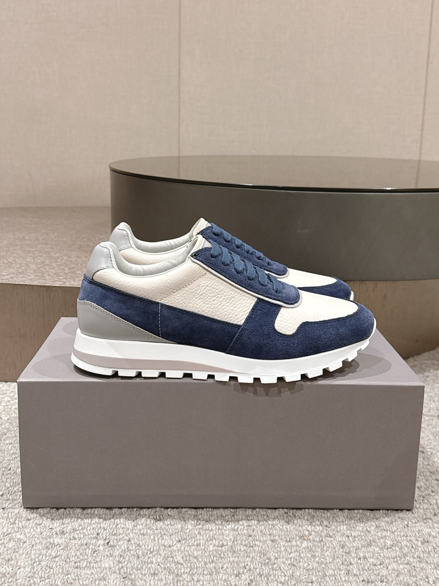 NO:620456,#TOPVERSION. Exclusive model for men Brunello Cucinelli Brunello Cucinelli BC 25/latest color-blocked first-layer cowhide, shock-absorbing, non-slip, wear-resistant and breathable, low-cut lace-up sneakers, original purchase and development, manufacturing Brunello Cucinelli's precious cowhide, punched cowhide  The material renders the design of the new shimmering cotton knitted sneakers, reinterpreting the classic sports style with exquisiteness. The delicate knitted texture woven by jacquard technology creates a very charming gradient color on the front end of the shoe, which is even more exciting with the lamé line. The soft suede inlay creates an elegant contrast on the shoe body. The beads embroidered on the shoelace buttonholes finally add a touch of elegance and femininity to the shoes with a faint light. The delivery counter is exquisitely packaged. The original fabric is customized and imported cowhide.  Original custom-made punched cow lining for the feet. Original open-molded non-slip rubber material for the soles. Size: #Male 39-46 (45.46 custom-made and non-refundable), brunello cucinelli, sneakers, cowhide, chamois leather19860909#顶级版本. 男款独家款 Brunello Cucinelli布鲁内诺库奇内利 BC 25/最新 拼色头层牛皮 减震防滑耐磨透气 低帮 系带运动鞋 原版购入开发 做货 Brunello Cucinelli的珍贵牛皮 冲孔牛里 材料渲染了新款闪烁棉针织运动鞋的设计,以精致重新诠释经典的运动风格.提花工艺织造的细腻针织纹理在鞋面前端营造出十分迷人的的渐层色彩,在拉梅线的衬托下愈发精彩.柔软麂皮嵌饰在鞋身上打造雅致对比.而鞋带扣眼刺绣的镶珠,最后以淡淡的光芒为鞋子添增一抹优雅女人味,配送专柜精美包装 面料原版定制进口牛皮 垫脚原版定制冲孔牛里 鞋底原版开模防滑橡胶材质 Size:#男39-46（45.46定做不退换）,,brunello cucinelli,sneakers,cowhide,chamois leather,Men's shoes