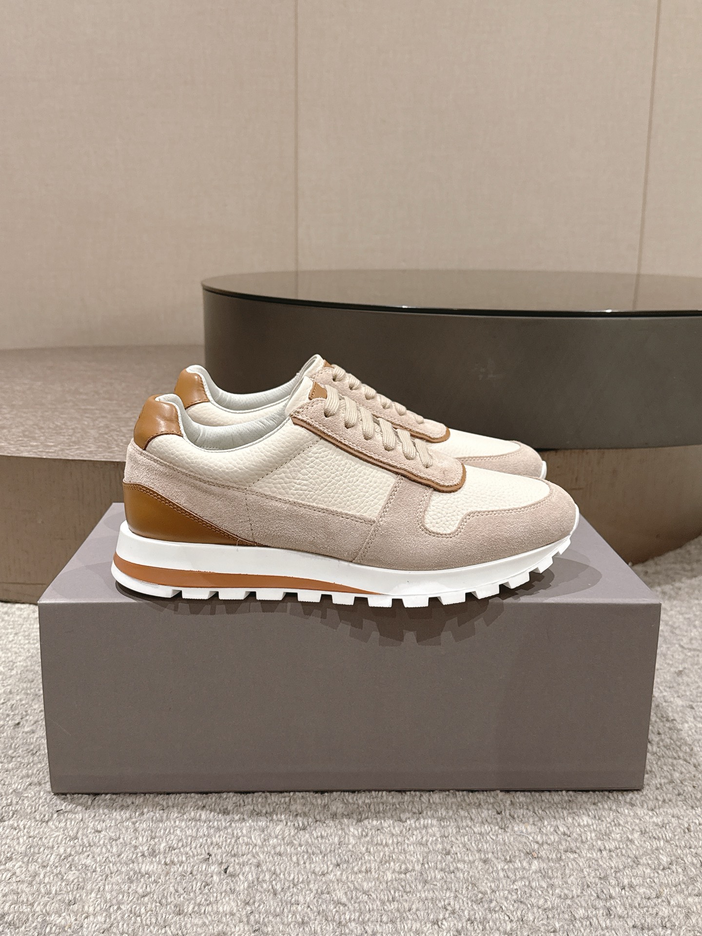 NO:620452,#Top version. Exclusive model for men Brunello Cucinelli Brunello Cucinelli BC 25/latest color-blocked first-layer cowhide, shock-absorbing, non-slip, wear-resistant and breathable, low-top lace-up sneakers, original purchase and development, production and production Brunello Cucinelli's precious cowhide, punched cowhide  The material renders the design of the new shimmering cotton knitted sneakers, reinterpreting the classic sports style with exquisiteness. The delicate knitted texture woven by jacquard technology creates a very charming gradient color on the front end of the shoe, which is even more exciting with the lamé line. The soft suede inlay creates an elegant contrast on the shoe body. The beads embroidered on the shoelace buttonholes finally add a touch of elegance and femininity to the shoes with a faint light. The delivery counter is exquisitely packaged. The original fabric is customized and imported cowhide.  Original custom-made punched cow lining for the feet. Original open-molded non-slip rubber material for the soles. Size: #Male 39-46 (45.46 custom-made and non-refundable), brunello cucinelli, sneakers, cowhide, chamois leather19860909#顶级版本.男款独家款 Brunello Cucinelli布鲁内诺库奇内利 BC 25/最新 拼色头层牛皮 减震防滑耐磨透气 低帮 系带运动鞋 原版购入开发 做货 Brunello Cucinelli的珍贵牛皮 冲孔牛里 材料渲染了新款闪烁棉针织运动鞋的设计,以精致重新诠释经典的运动风格.提花工艺织造的细腻针织纹理在鞋面前端营造出十分迷人的的渐层色彩,在拉梅线的衬托下愈发精彩.柔软麂皮嵌饰在鞋身上打造雅致对比.而鞋带扣眼刺绣的镶珠,最后以淡淡的光芒为鞋子添增一抹优雅女人味,配送专柜精美包装 面料原版定制进口牛皮 垫脚原版定制冲孔牛里 鞋底原版开模防滑橡胶材质 Size:#男39-46（45.46定做不退换）,,brunello cucinelli,sneakers,cowhide,chamois leather,Men's shoes