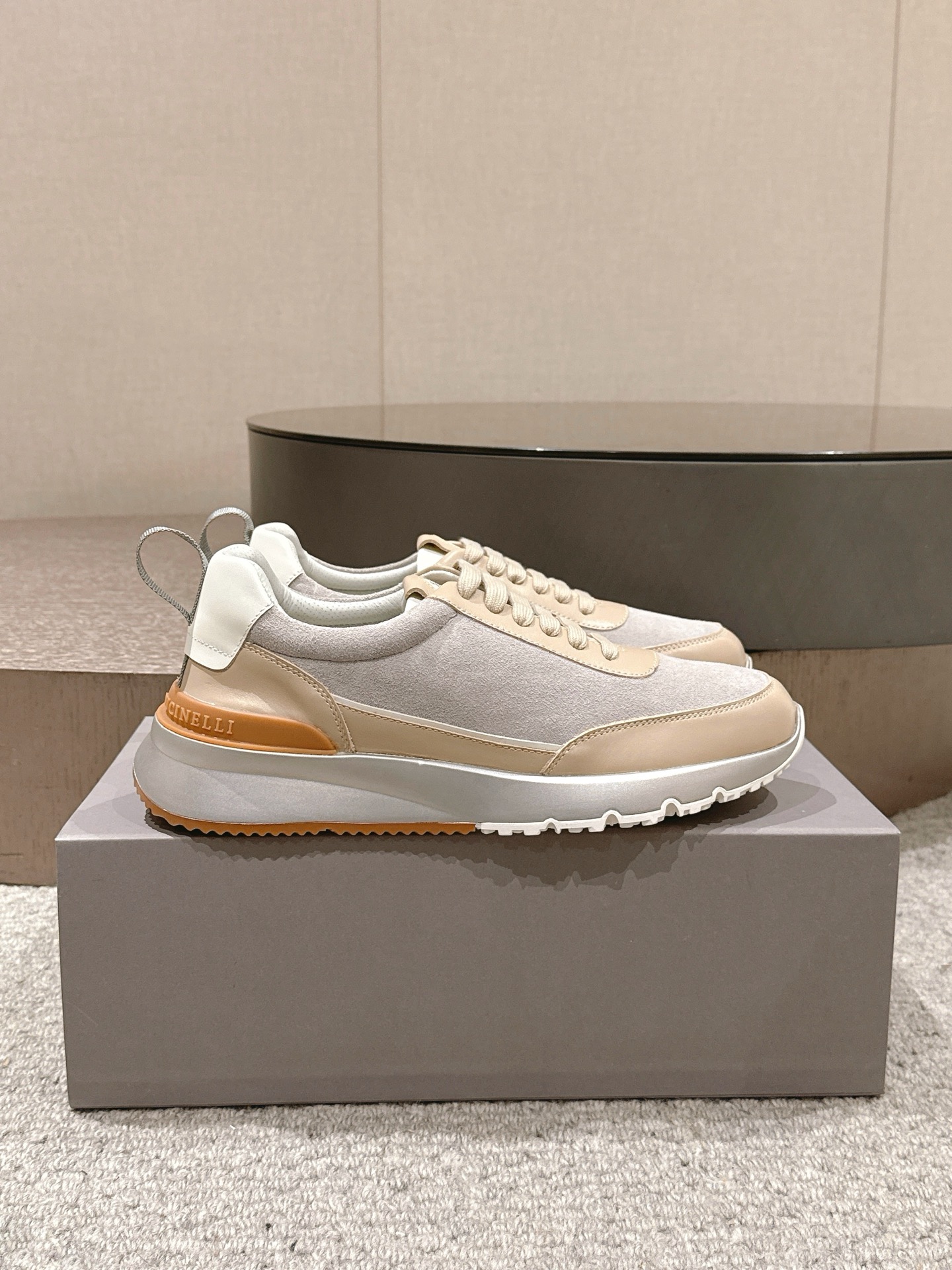 NO:620485,#Top version. Exclusive model for men Brunello Cucinelli Brunello Cucinelli BC 25/latest color-blocked first-layer cowhide, shock-absorbing, non-slip, wear-resistant and breathable, low-top lace-up sneakers, original purchase and development, production and production Brunello Cucinelli's precious cowhide, punched cowhide  The material renders the design of the new shimmering cotton knitted sneakers, reinterpreting the classic sports style with exquisiteness. The delicate knitted texture woven by jacquard technology creates a very charming gradient color on the front end of the shoe, which is even more exciting with the lamé line. The soft suede inlay creates an elegant contrast on the shoe body. The beads embroidered on the shoelace buttonholes finally add a touch of elegance and femininity to the shoes with a faint light. The delivery counter is exquisitely packaged. The original fabric is customized and imported cowhide.  Original custom-made punched cow lining for the feet. Original open-molded non-slip rubber material for the soles. Size: #Male 39-46 (45.46 custom-made and non-refundable), brunello cucinelli, sneakers, cowhide, chamois leather19860909#顶级版本.男款独家款 Brunello Cucinelli布鲁内诺库奇内利 BC 25/最新 拼色头层牛皮 减震防滑耐磨透气 低帮 系带运动鞋 原版购入开发 做货 Brunello Cucinelli的珍贵牛皮 冲孔牛里 材料渲染了新款闪烁棉针织运动鞋的设计,以精致重新诠释经典的运动风格.提花工艺织造的细腻针织纹理在鞋面前端营造出十分迷人的的渐层色彩,在拉梅线的衬托下愈发精彩.柔软麂皮嵌饰在鞋身上打造雅致对比.而鞋带扣眼刺绣的镶珠,最后以淡淡的光芒为鞋子添增一抹优雅女人味,配送专柜精美包装 面料原版定制进口牛皮 垫脚原版定制冲孔牛里 鞋底原版开模防滑橡胶材质 Size:#男39-46（45.46定做不退换）,,brunello cucinelli,sneakers,cowhide,chamois leather,Men's shoes