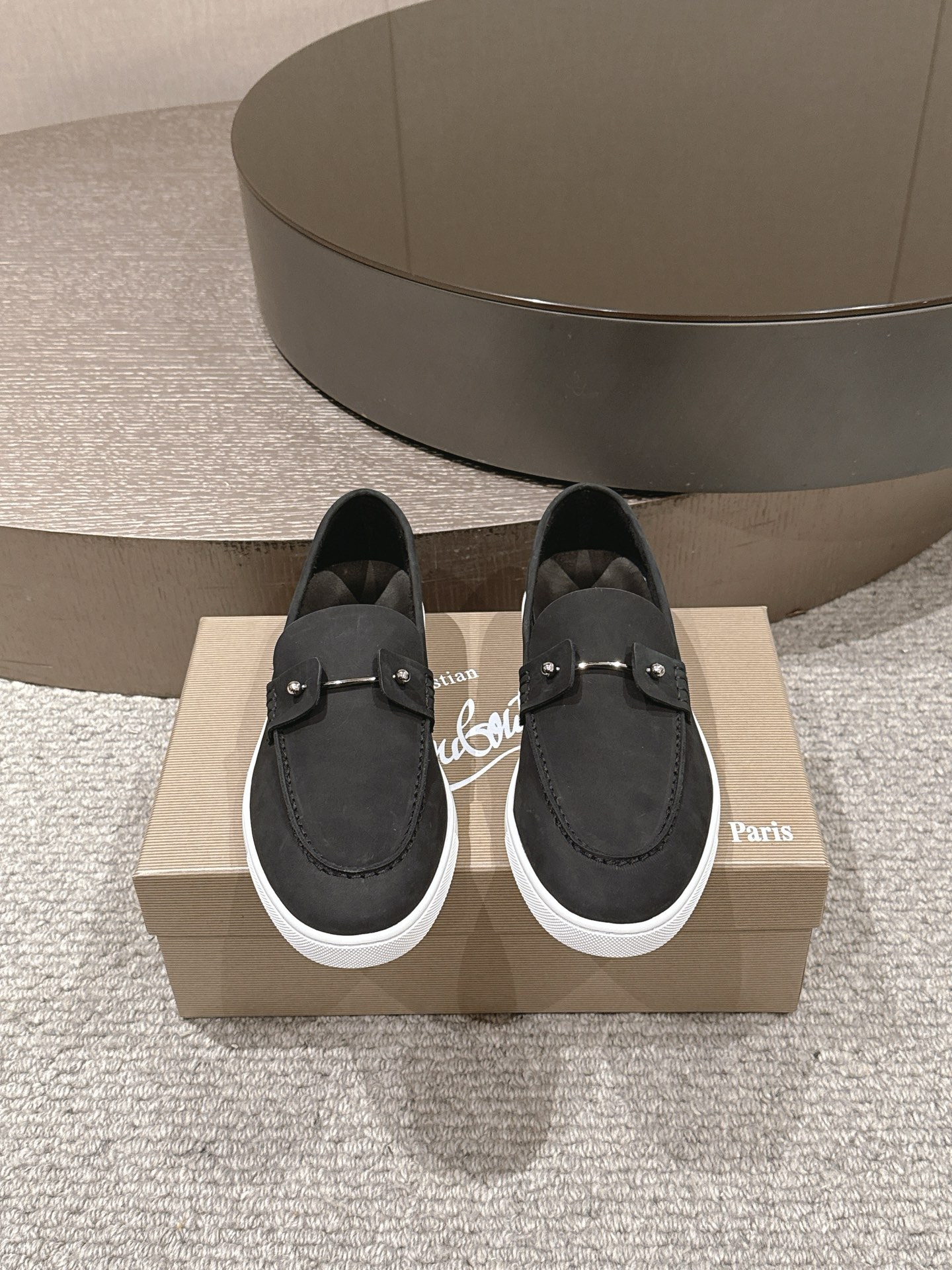 NO:778535,CL Christia* Loubouti* (red sole shoes) Chambeliboat Loafers Italian men's casual boat shoes are new. Each pair of shoes from this Italian handmade shoe brand has a simple and classic design, and is very comfortable and versatile!  The upper material of this shoe is made of imported cowhide. The hand-sewn upper with small horizontal straps and metal shoe buckles instead of shoelaces is the finishing touch. It is exquisite and invisible. The calfskin lining is comfortable and close to the skin and is combined with the original rubber backing to present a refined and elegant shape. It shows a wonderful texture. It is sold with original packaging and multiple colors to choose from!  Standard leather shoe size: 39～46 (45.46 customized), christian louboutin, loafers, cowhide19860909CL Christia* Loubouti*（红底鞋） Chambeliboat 乐福鞋 意大利男士休闲船鞋上新这个意大利纯手工鞋履品牌的每一双鞋设计简洁经典,上脚非常舒适百搭！此款鞋面面料采用进囗牛皮,手工缝制鞋面小小横带金属鞋扣代替鞋带更是点睛所在,精致蕴于无形.小牛皮内里舒适贴肤原版橡胶底片组合成型 ,呈现精致绅雅造型.尽显斐然质感.配原包装发售,多色选！ 标准皮鞋码数: 39～46（45.46定做）,,christian louboutin,loafers,cowhide,Men's shoes