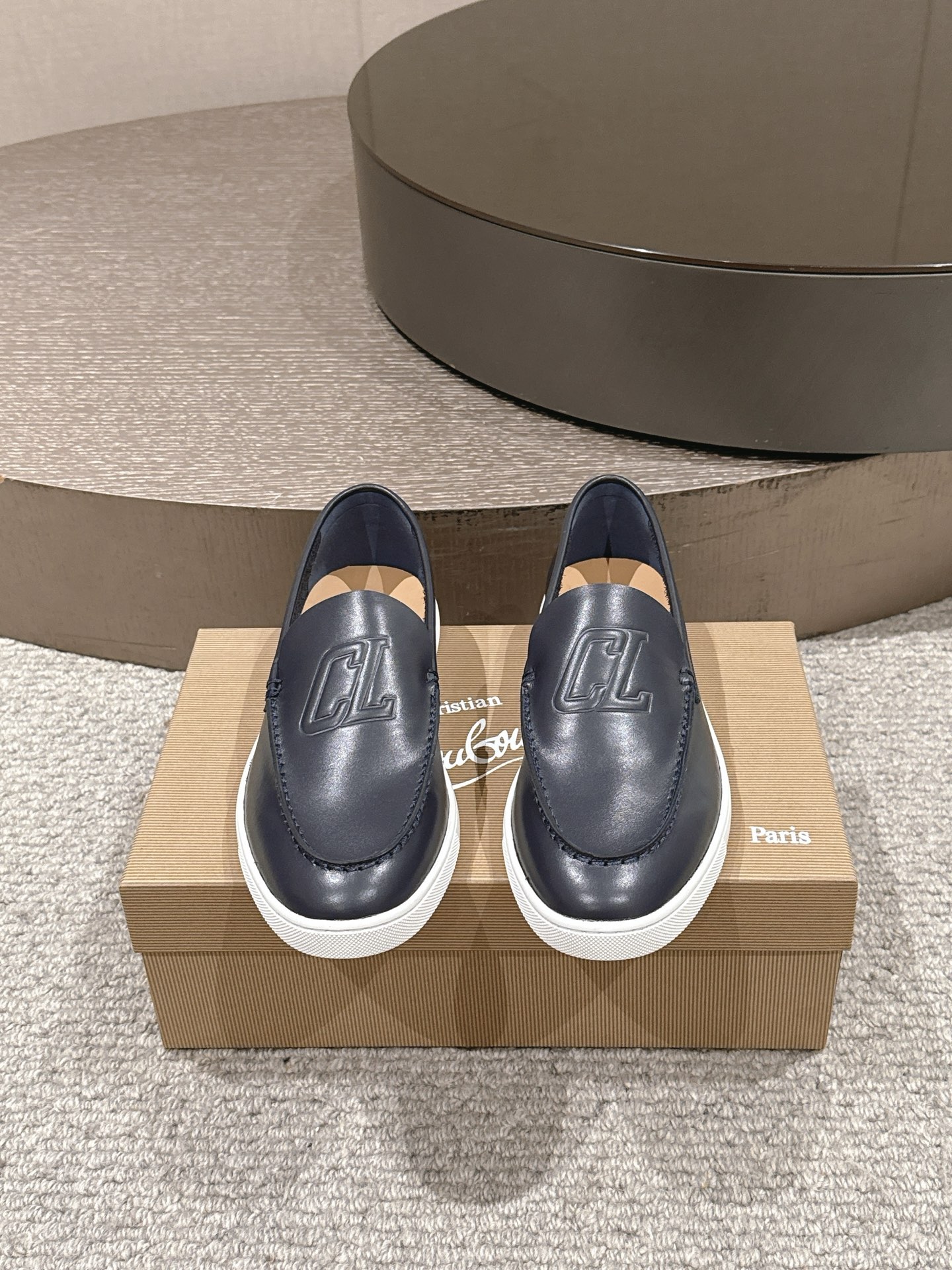 NO:778544,CL Christia* Loubouti* (red sole shoes) Chambeliboat Loafers Italian men's casual boat shoes are new. Each pair of shoes from this Italian handmade shoe brand has a simple and classic design, and is very comfortable and versatile!  The upper material of this shoe is made of imported cowhide. The hand-sewn upper with small horizontal straps and metal shoe buckles instead of shoelaces is the finishing touch. It is exquisite and invisible. The calfskin lining is comfortable and close to the skin and is combined with the original rubber backing to present a refined and elegant shape. It shows a wonderful texture. It is sold with original packaging and multiple colors to choose from!  Standard leather shoe size: 39～46 (45.46 customized), christian louboutin, loafers, cowhide19860909CL Christia* Loubouti*（红底鞋） Chambeliboat 乐福鞋 意大利男士休闲船鞋上新这个意大利纯手工鞋履品牌的每一双鞋设计简洁经典,上脚非常舒适百搭！此款鞋面面料采用进囗牛皮,手工缝制鞋面小小横带金属鞋扣代替鞋带更是点睛所在,精致蕴于无形.小牛皮内里舒适贴肤原版橡胶底片组合成型 ,呈现精致绅雅造型.尽显斐然质感.配原包装发售,多色选！ 标准皮鞋码数: 39～46（45.46定做）,,christian louboutin,loafers,cowhide,Men's shoes
