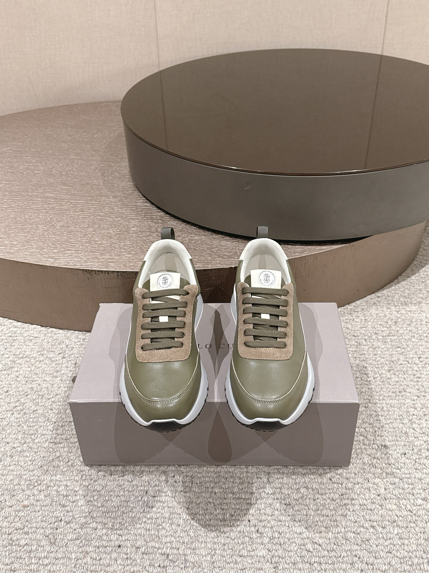 NO:711657,Brunello Cucinelli Brunello Cucinelli BC 25/latest color-blocked first-layer cowhide, shock-absorbing, non-slip, wear-resistant and breathable, low-top lace-up sneakers, original purchase and development, manufacturing Brunello Cucinelli's precious cowhide, punched cowhide  The material renders the design of the new shimmering cotton knitted sneakers, reinterpreting the classic sports style with exquisiteness. The delicate knitted texture woven by jacquard technology creates a very charming gradient color on the front end of the shoe, which is even more exciting with the lamé line. The soft suede inlay creates an elegant contrast on the shoe body. The beads embroidered on the shoelace buttonholes finally add a touch of elegance and femininity to the shoes with a faint light. The delivery counter is exquisitely packaged. The original fabric is customized and imported cowhide.  Original custom-made punched cow lining for the feet. Original open-molded non-slip rubber material for the soles. Size: #Male 39-46 (45.46 is custom-made and non-returnable),, brunello cucinelli, sneakers, cowhide, chamois leather19860909Brunello Cucinelli布鲁内诺库奇内利 BC 25/最新 拼色头层牛皮 减震防滑耐磨透气 低帮 系带运动鞋 原版购入开发 做货 Brunello Cucinelli的珍贵牛皮 冲孔牛里 材料渲染了新款闪烁棉针织运动鞋的设计,以精致重新诠释经典的运动风格.提花工艺织造的细腻针织纹理在鞋面前端营造出十分迷人的的渐层色彩,在拉梅线的衬托下愈发精彩.柔软麂皮嵌饰在鞋身上打造雅致对比.而鞋带扣眼刺绣的镶珠,最后以淡淡的光芒为鞋子添增一抹优雅女人味,配送专柜精美包装 面料原版定制进口牛皮 垫脚原版定制冲孔牛里 鞋底原版开模防滑橡胶材质 Size: #男39-46（45.46定做不退换）,,brunello cucinelli,sneakers,cowhide,chamois leather,Men's shoes