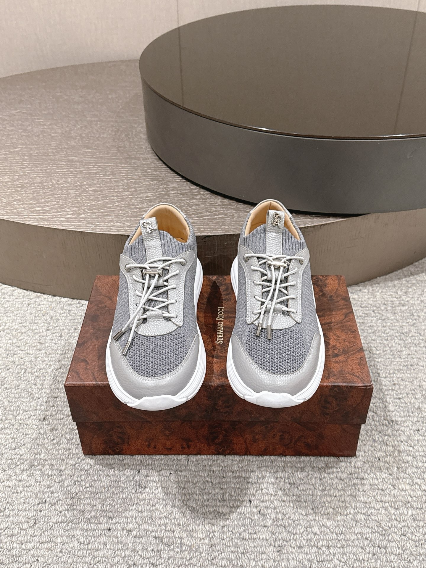 NO:711655,Stefano Ricci/Stephano Ricci Men's Shoes Calfskin and Suede Sports Casual Shoes These men's casual sports shoes are mesh + leather stitching, breathable and durable! White rubber soles, perfect anti-slip power, suitable for daily commuting and leisure. The geometric decoration on the side of the shoe has a sense of design, retro casual style, and can be easily controlled in business or family scenes. The shoelaces have metal eyelets, exquisite details, easy to put on and take off, practical and fashionable, a must-have for men's versatile shoe cabinet!  Code number 39--46 (45.46 customized),,sneakers,cowhide19860909Stefano Ricci/史蒂芬劳.尼治男鞋 小牛皮和绒面革运动休闲鞋 这款男士休闲运动鞋,网面+皮革拼接,透气又耐穿!白色橡胶鞋底,防滑力满分,日常通勤、休闲都OK艹.鞋侧几何装饰超有设计感,复古休闲风,商务or家庭场景都能轻松驾驭.鞋带金属孔眼,细节精致,穿脱方便,实用又时髦,是男士百搭鞋柜必备! 码数39--46（45.46定做）,,sneakers,cowhide,Men's shoes