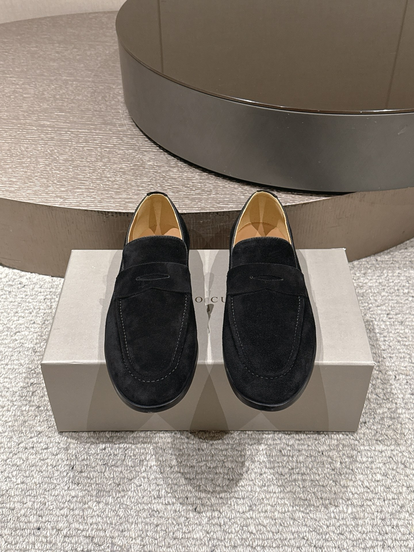 NO:829392,Brunello Cucinelli 26ss new spring and summer loafers and single shoes. BC is a well-known Italian brand with minimalist style and handmade bead chain accessories!  Retro and high-end!  Simple and elegant, it is a very attractive style!  The king of advanced jokers, completely irresistible!  The feet feel very good and comfortable!  It looks ordinary, but looks slim and handsome!  Not limited to any occasion, daily work, fashionable and capable!  No matter it is paired with skirts, trousers, or windbreakers, it is very versatile!  Super eye-catching!  Suitable for spring, summer, autumn and winter all year round. Original imported cow head fabric, cowhide lining, original genuine leather outsole Size 39-46 (customized for 45-46), brunello cucinelli, loafers, skirts, cowhide, Leather soles19860909Brunello Cucinelli 26ss 春夏新款 乐福鞋 单鞋 BC是意大利知名品牌,极简主义风格,纯手工串联珠链配饰！复古又高级！简约又大气,属于非常耐看的款式！ 高级百搭之王,完全没有抵抗力！脚感很好很舒服！看起来平平无奇,穿起来又瘦又帅！ 不局限任何场合,日常工作、时尚又干练！不管搭配 裙装、裤装、风衣大衣、都非常百搭！超级耐看！一年四季春夏秋冬皆适宜. 面料原版进口牛头层 内里牛皮里 大底原版真皮大底 Size39-46（45-46定做）,,brunello cucinelli,loafers,skirts,cowhide,Leather soles,Men's shoes