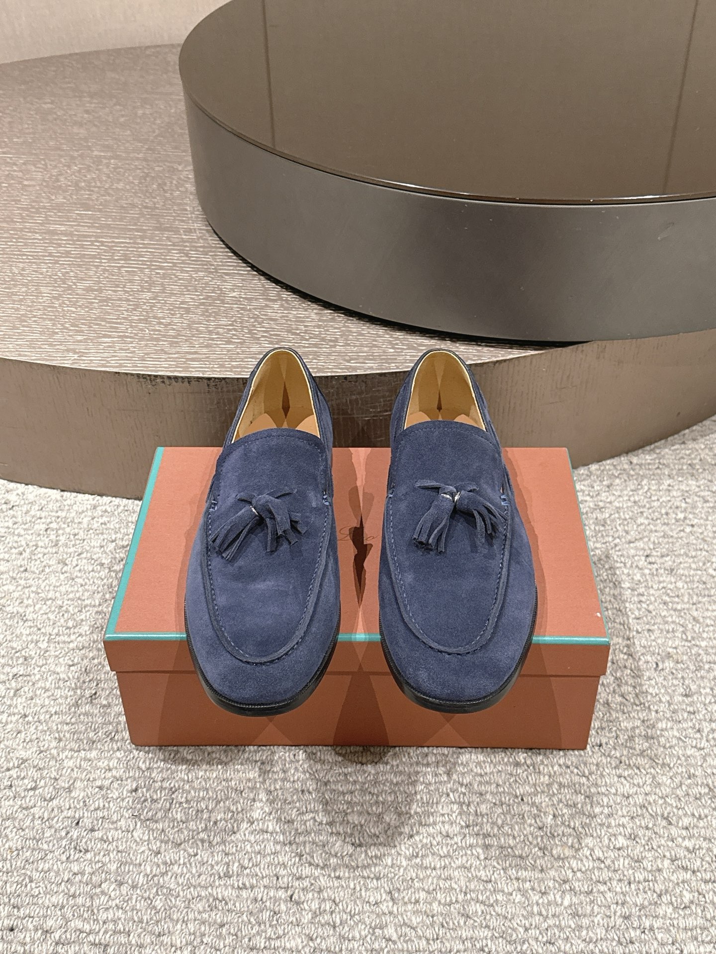 NO:829400,The top version of Loropiana's classic men's tassel cowhide loafers. LP has always been a design style based on ease of wear and comfort. In recent years, the old-money style has been super worn. These loafers are no exception. The simple tassel design concept is particularly minimalist when combined with the brand's classic colors for embellishment!  It is truly a pair of items that can be worn regardless of age, occupation or outfit. Leather material selection: imported sheep suede. Lining: sheepskin lining. Original rubber sole. Size men's 39-46 (45-46. Customized), loro piana, loro piana, loafers, cowhide, sheepskin19860909顶级版本 Loropiana经典男款流苏牛皮乐福皮鞋 LP一直是以好穿舒适为主的设计风格 这几年老钱风穿搭超级 这款乐福鞋也不例外 简约流苏的设计理念搭配品牌经典的颜色做点缀显得格外极简！真的做到一双不分年龄不分职业不分穿搭都可以驾驭的单品 皮料选用 : 进口羊反绒 内里: 羊皮内里 原版橡胶底 Size男款39-46（45-46.定做）,,loro piana,loro piana,loafers,cowhide,sheepskin,Men's shoes