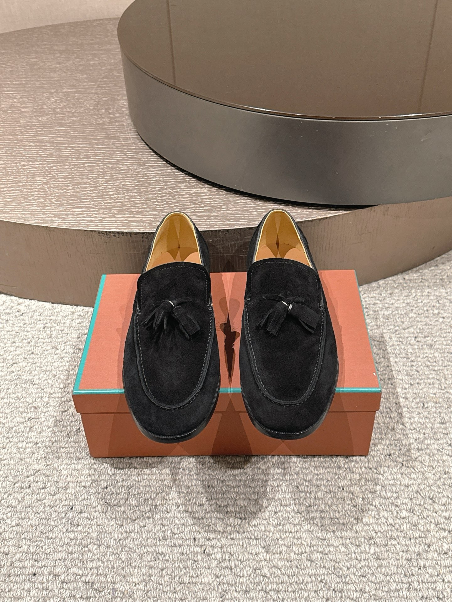 NO:829408,Loropiana's classic men's tasseled cowhide loafers. LP has always been a design style based on ease of wear and comfort. In recent years, the old-money style has been super worn. These loafers are no exception. The simple tassel design concept and the brand's classic colors make it look particularly minimalist!  It is truly a pair of items that can be worn regardless of age, occupation or outfit. Leather material selection: imported sheep suede. Lining: sheepskin lining. Original rubber sole. Size men's 39-46 (45-46. Customized), loro piana, loro piana, loafers, cowhide, sheepskin19860909Loropiana经典男款流苏牛皮乐福皮鞋 LP一直是以好穿舒适为主的设计风格 这几年老钱风穿搭超级 这款乐福鞋也不例外 简约流苏的设计理念搭配品牌经典的颜色做点缀显得格外极简！真的做到一双不分年龄不分职业不分穿搭都可以驾驭的单品 皮料选用 : 进口羊反绒 内里: 羊皮内里 原版橡胶底 Size男款39-46（45-46.定做）,,loro piana,loro piana,loafers,cowhide,sheepskin,Men's shoes