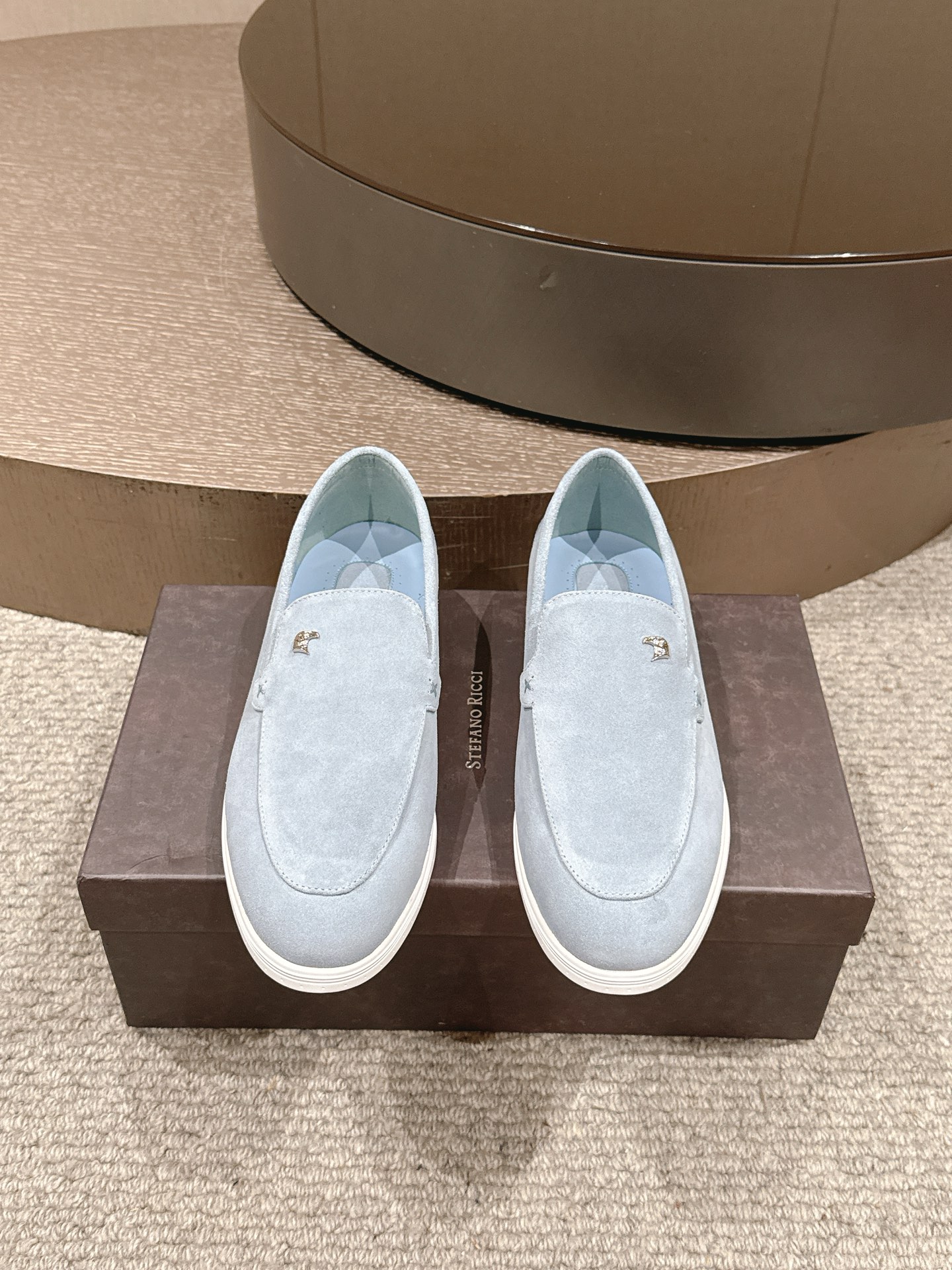 NO:888722,The top version of the men's model, Stefano Ricci (Stephen Law. Nige) SR thick-soled casual men's buckled flat loafers, original purchase, development and production. Stefano Ricci's exquisite materials make these summer urban casual loafers exquisite. The water-dyed suede is soft and skin-friendly, with a metal buckle with an engraved logo, allowing you to easily adjust the comfortable wearing feeling. The leather insole and genuine leather outsole, with the logo clearly visible on the bottom, highlight the exquisite design. The delivery counter is exquisitely packaged  The fabric is original custom-made imported first-layer cowhide. The feet are made of original custom-made soft cowhide lining. The sole is original open-molded non-slip rubber sole. The bottom thickness is 2.5CM. Size: Men's 38-47 (customized at 38.39.45.46.47), loafers, cowhide19860909顶级版本男款 Stefano Ricci(史蒂芬劳.尼治) SR 厚底 休闲 男士搭扣平底乐福鞋小皮鞋 原版购入开发 做货 Stefano Ricci的考究材料精美了这款夏季都市休闲乐福鞋.水染绒面革柔软亲肤,搭配雕刻徽标的金属搭扣,让您轻松调节出舒适穿着感.皮革鞋内底与真皮鞋外底、底部清晰可见标志,凸显精致的设计感 配送专柜精美包装 面料原版定制进口头层牛皮 垫脚原版定制柔软牛皮里 鞋底原版开模防滑橡胶底 底厚2.5CM Size:男款38-47（38.39.45.46.47定制),,loafers,cowhide,Men's shoes
