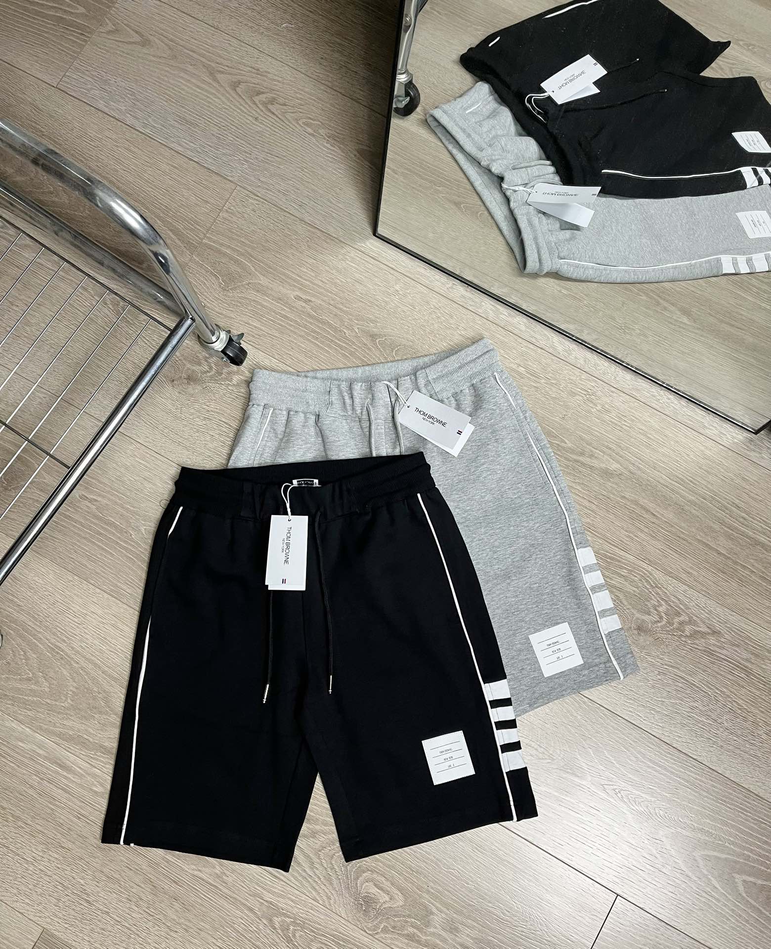 Waar kan ik het beste 1: 1 origineel kopen
 Thom Browne Kleding Korte Broek nu te koop goedkoop
 Zwart Grijs Wit Splijten Unisex gekamd katoen Katoen Lente/Zomercollectie