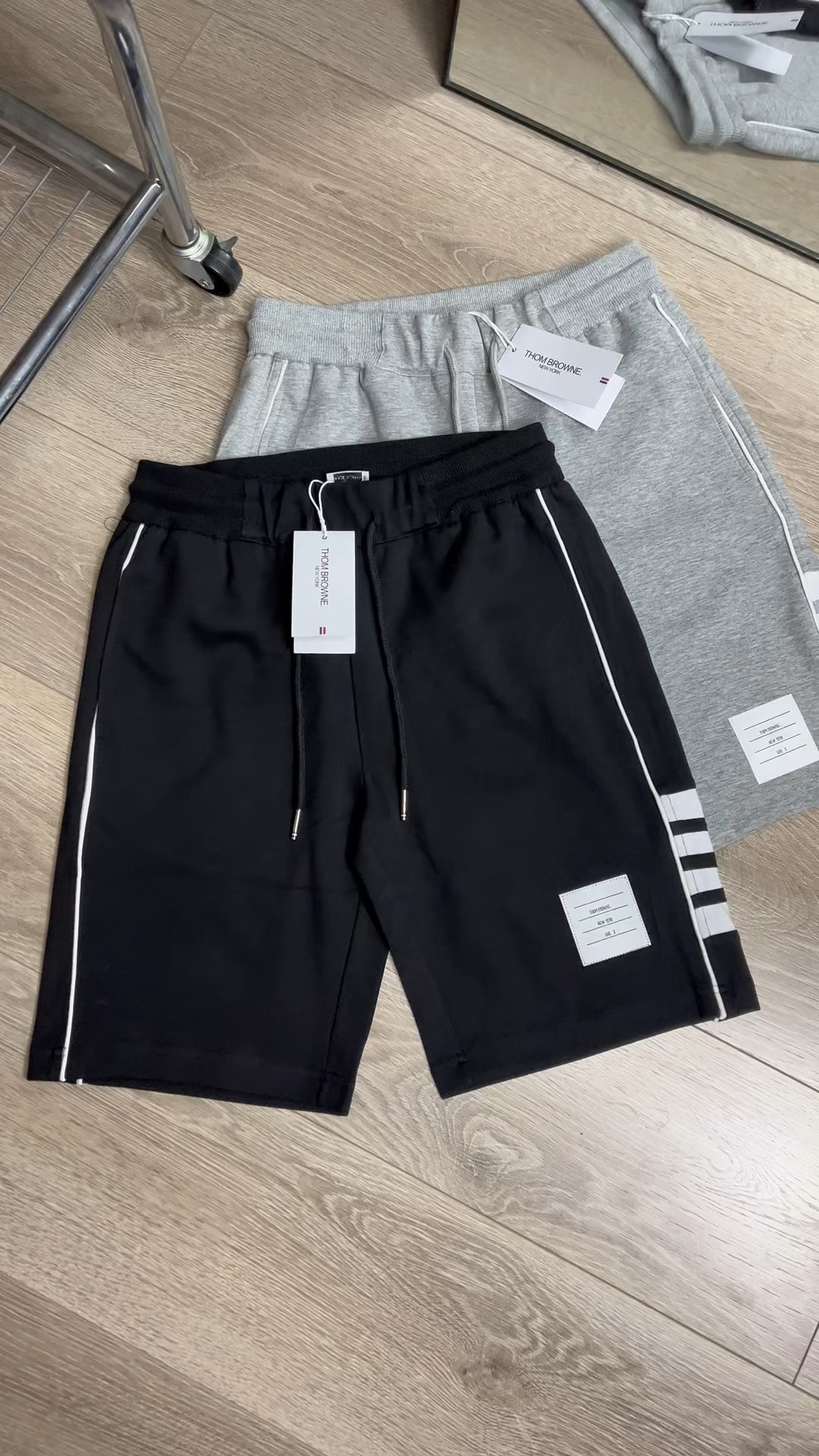 Thom Browne Vlekkeloos
 Kleding Korte Broek Splijten Unisex Lente/Zomercollectie